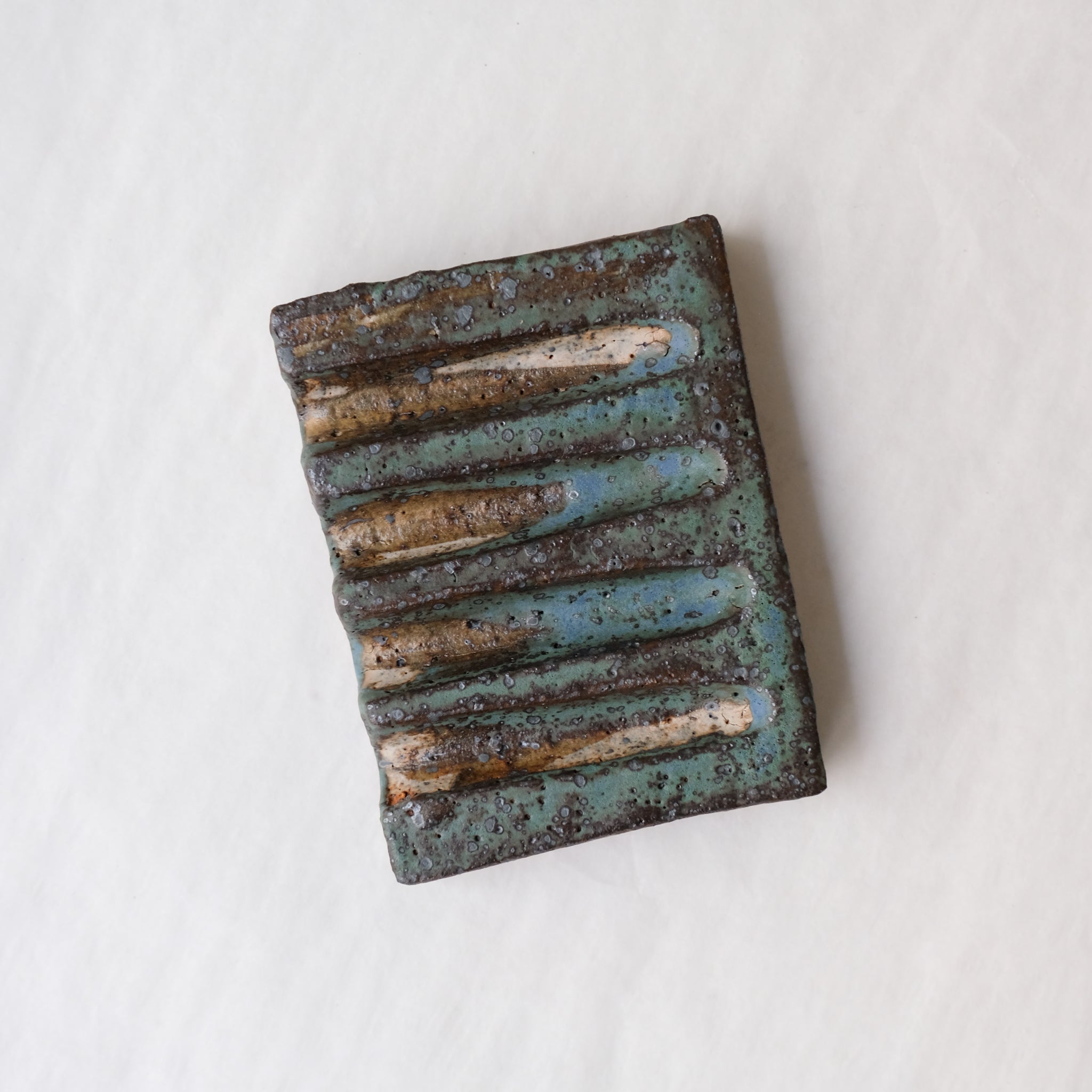 Porte savon 04 L 8,5cm - bleu et noir de Julia Gilles chez Brutal Ceramics