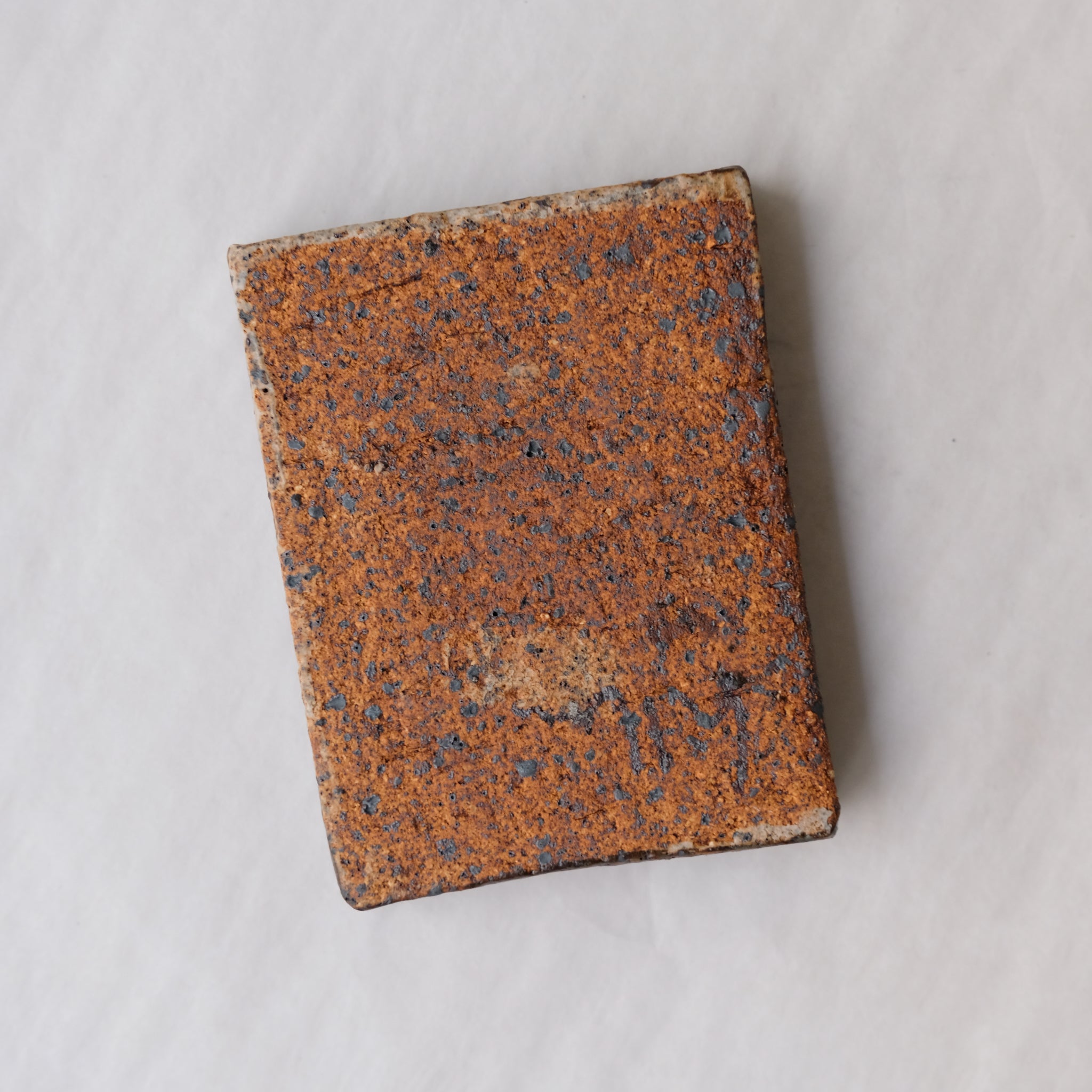Porte savon 04 L 8,5cm - bleu et noir de Julia Gilles chez Brutal Ceramics