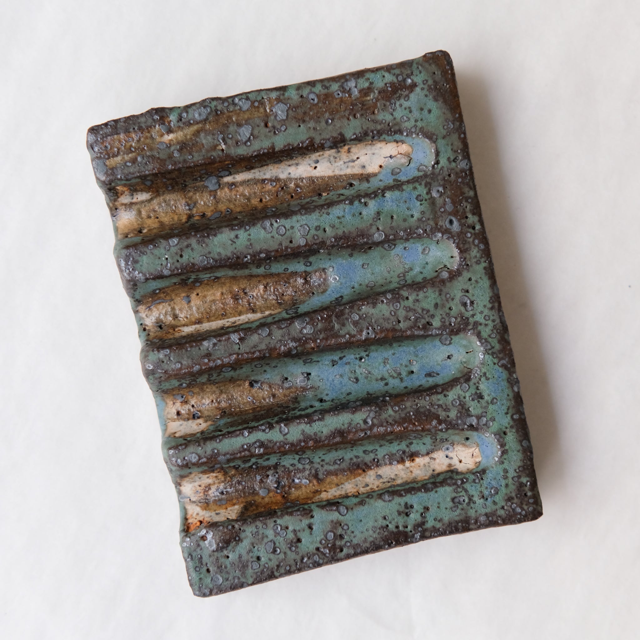 Porte savon 04 L 8,5cm - bleu et noir de Julia Gilles chez Brutal Ceramics