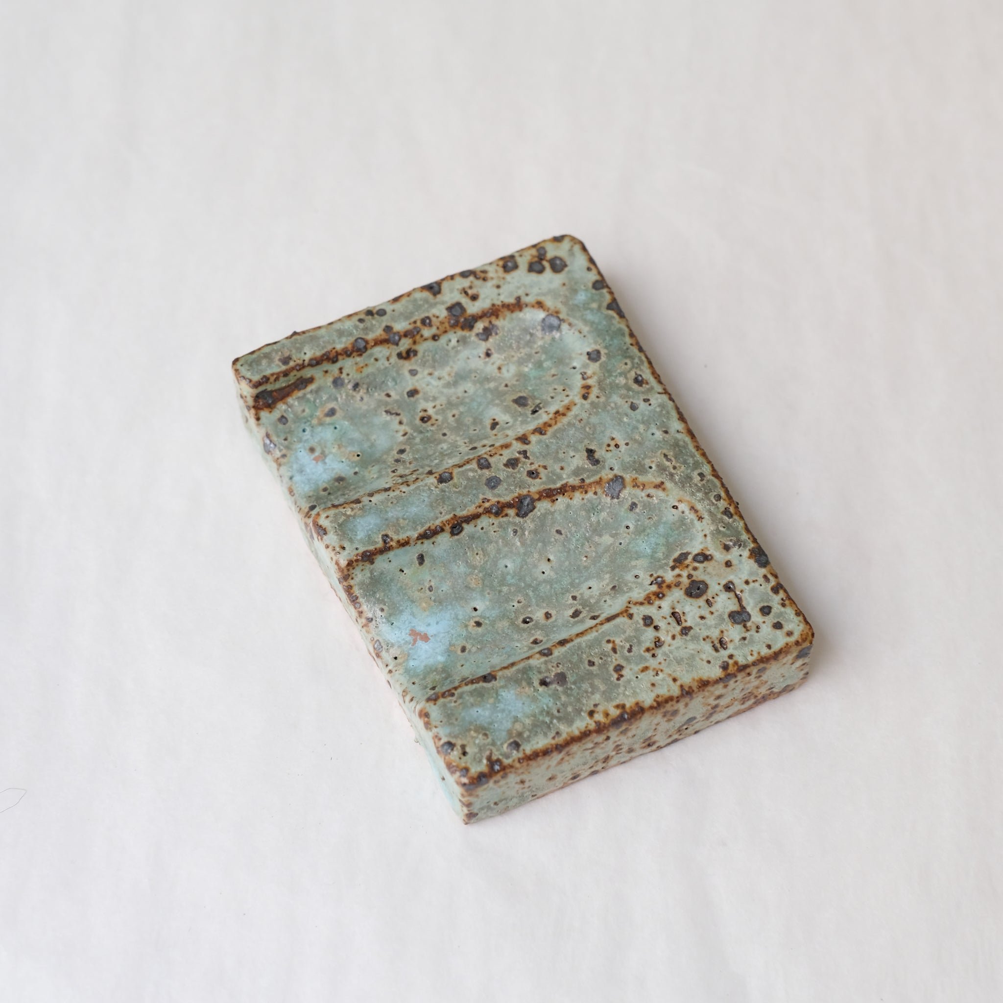 Porte savon 05 L 9,5cm - vert de Julia Gilles chez Brutal Ceramics