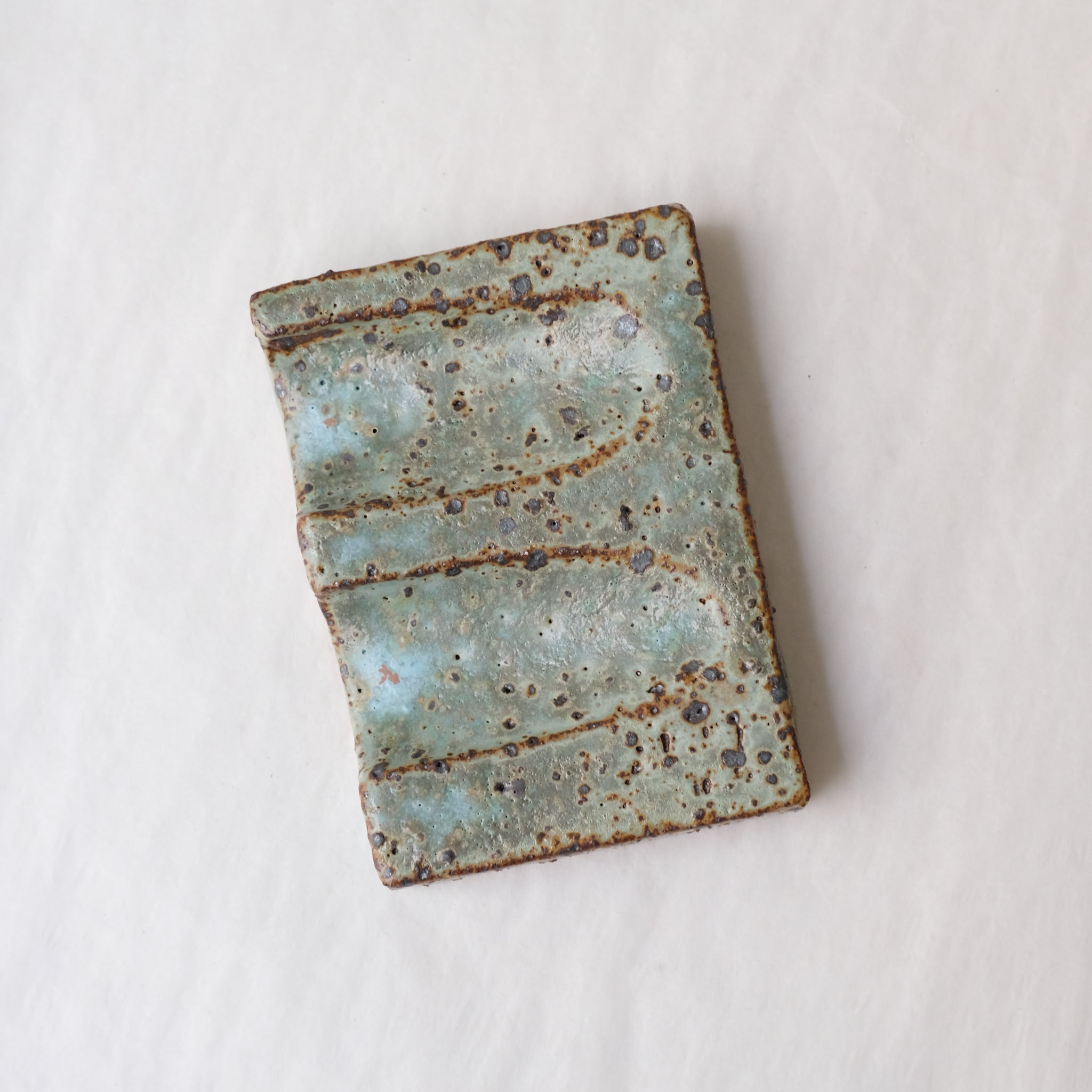 Porte savon 05 L 9,5cm - vert de Julia Gilles chez Brutal Ceramics