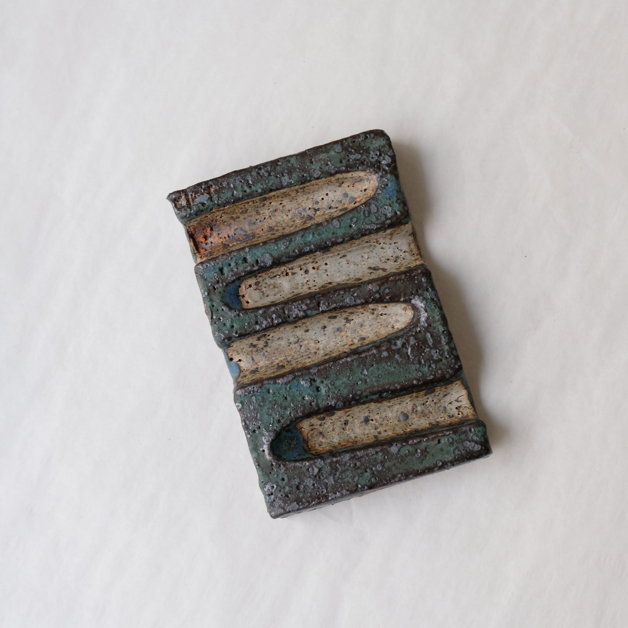 Porte savon 06 L 9cm - bleu et noir de Julia Gilles chez Brutal Ceramics