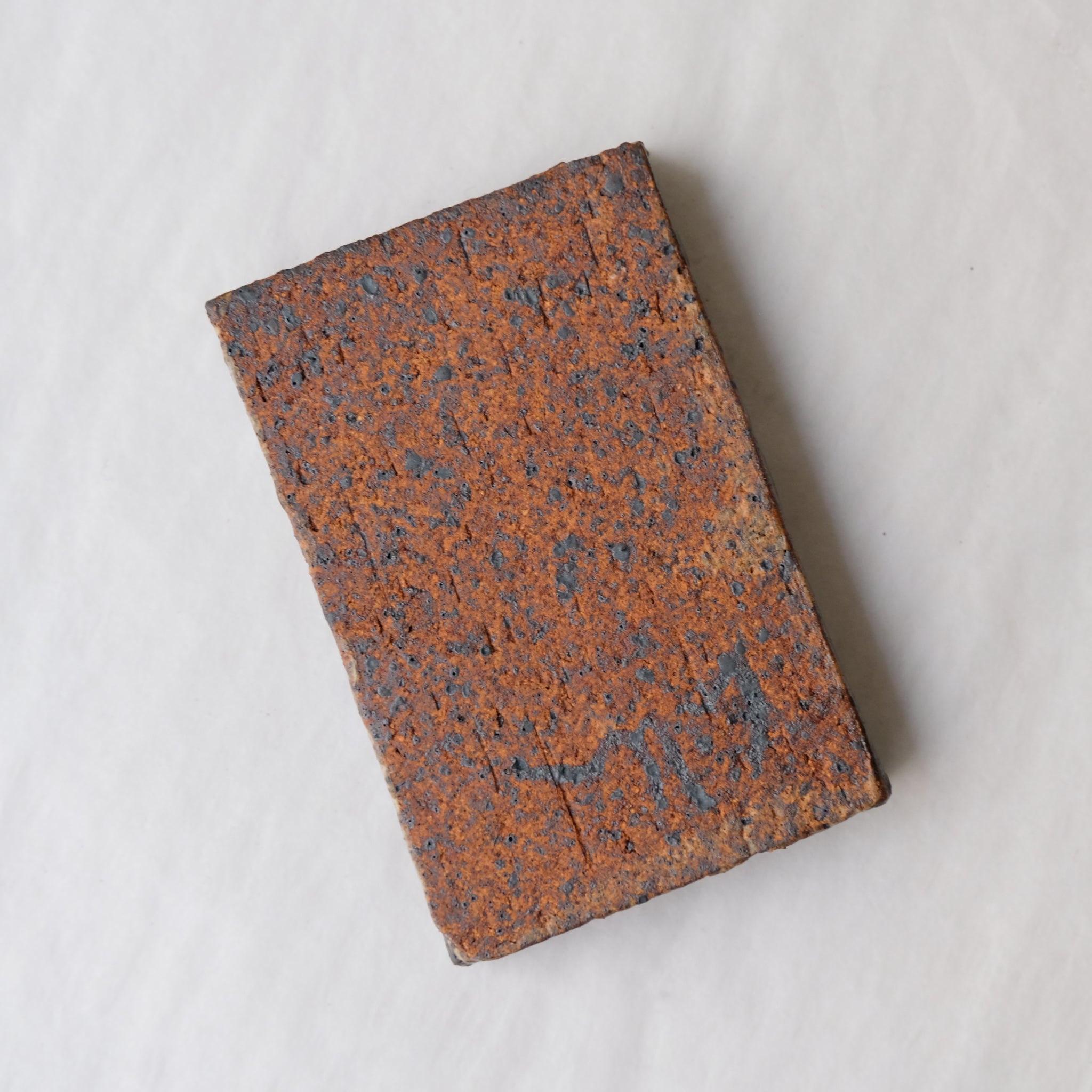 Porte savon 06 L 9cm - bleu et noir de Julia Gilles chez Brutal Ceramics