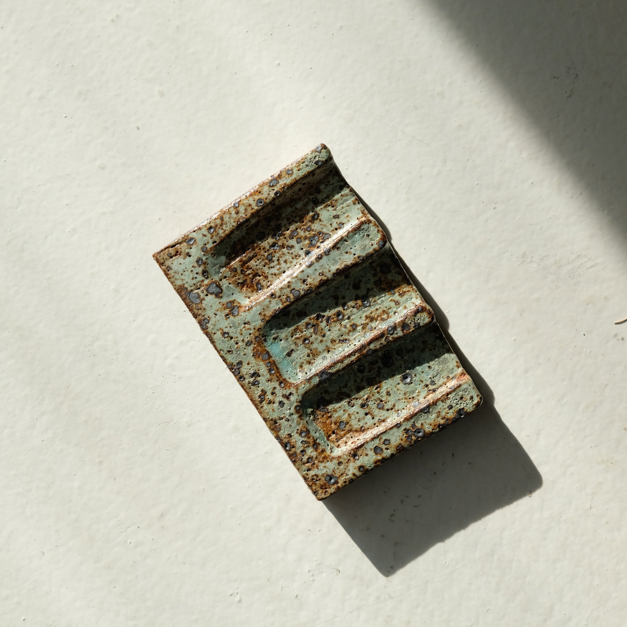 Porte savon 01 L 10cm - vert de Julia Gilles chez Brutal Ceramics