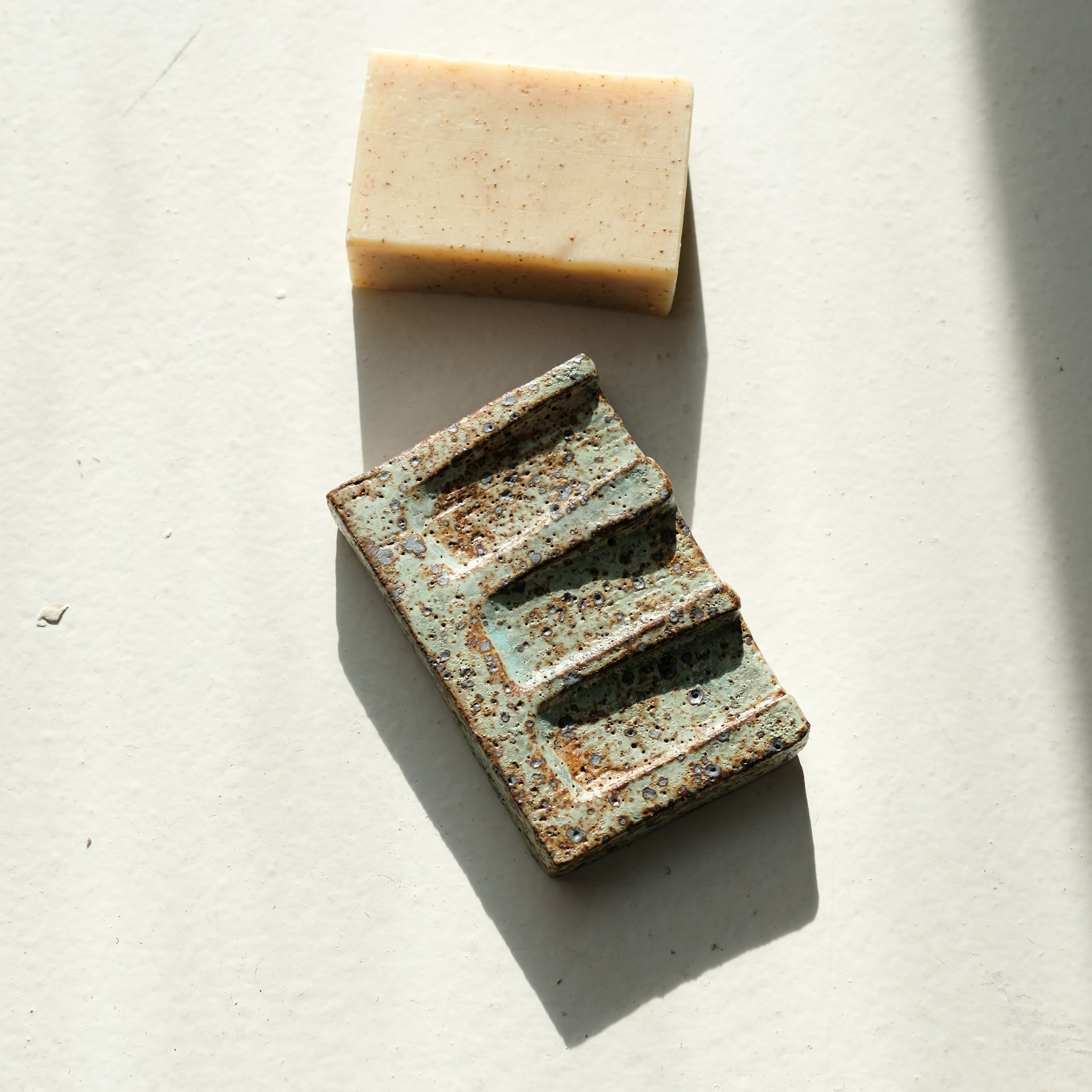 Porte savon 01 L 10cm - vert de Julia Gilles chez Brutal Ceramics