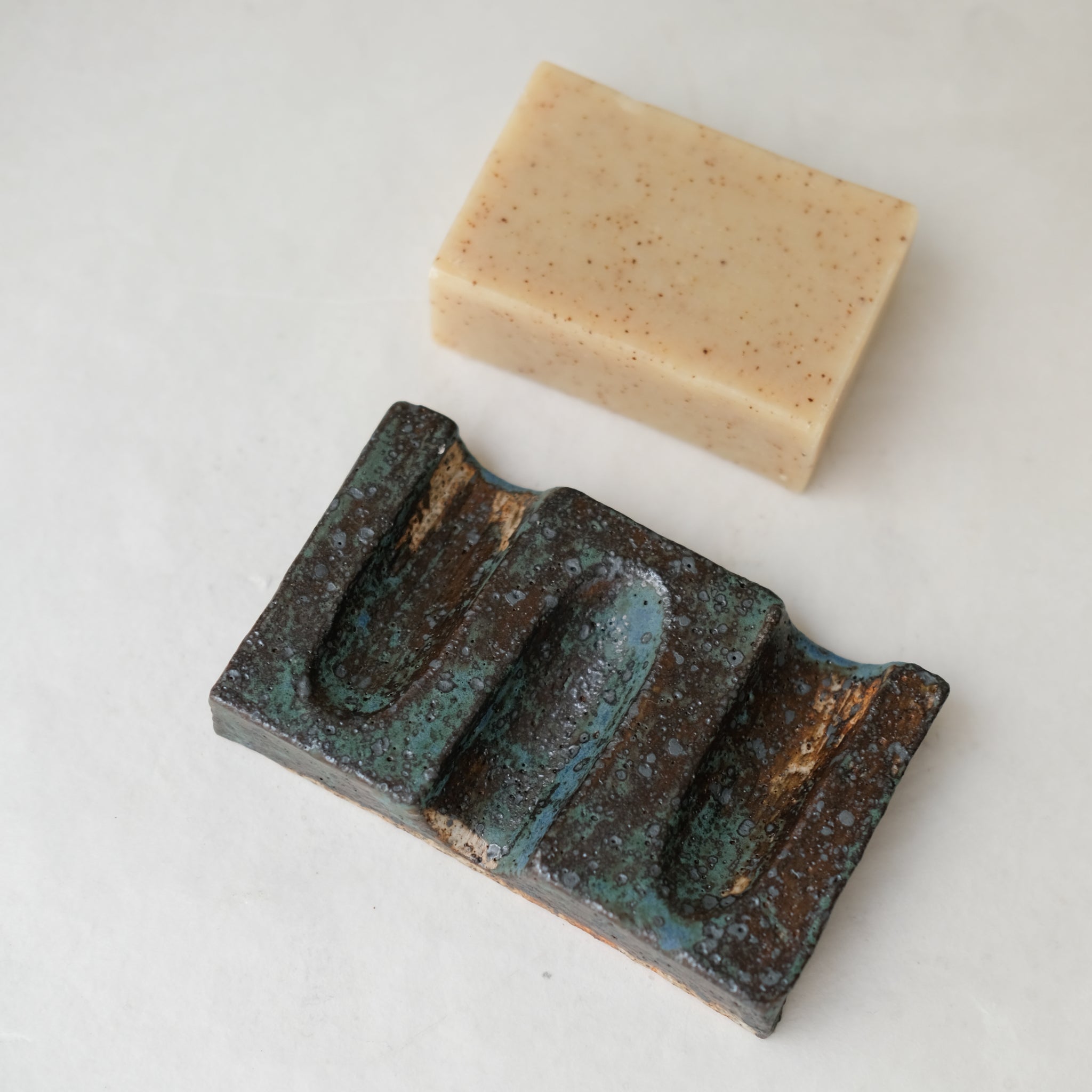 Porte savon 02 L 11cm - bleu et noir de Julia Gilles chez Brutal Ceramics