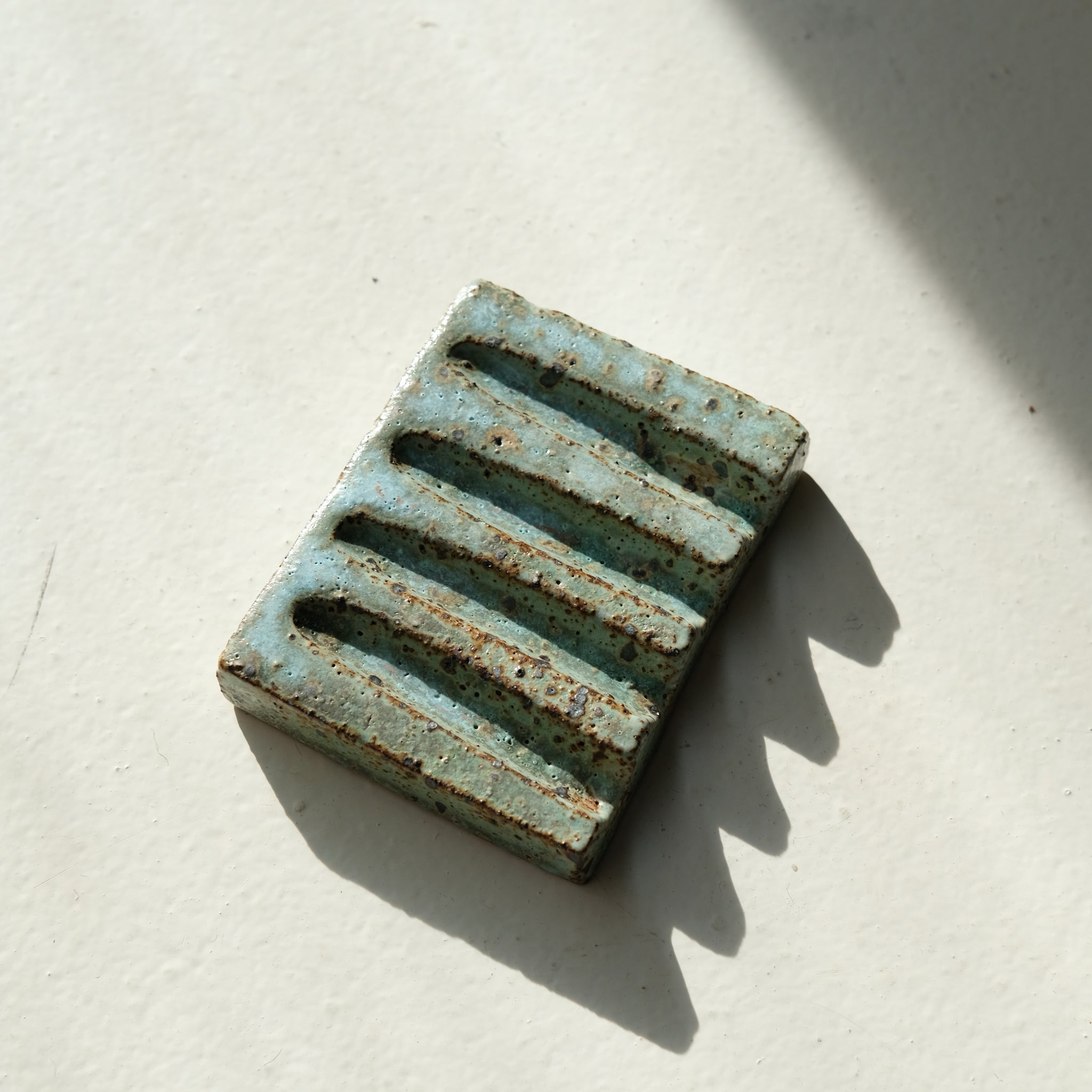 Porte savon 03 L 9,5cm - bleu et vert de Julia Gilles chez Brutal Ceramics