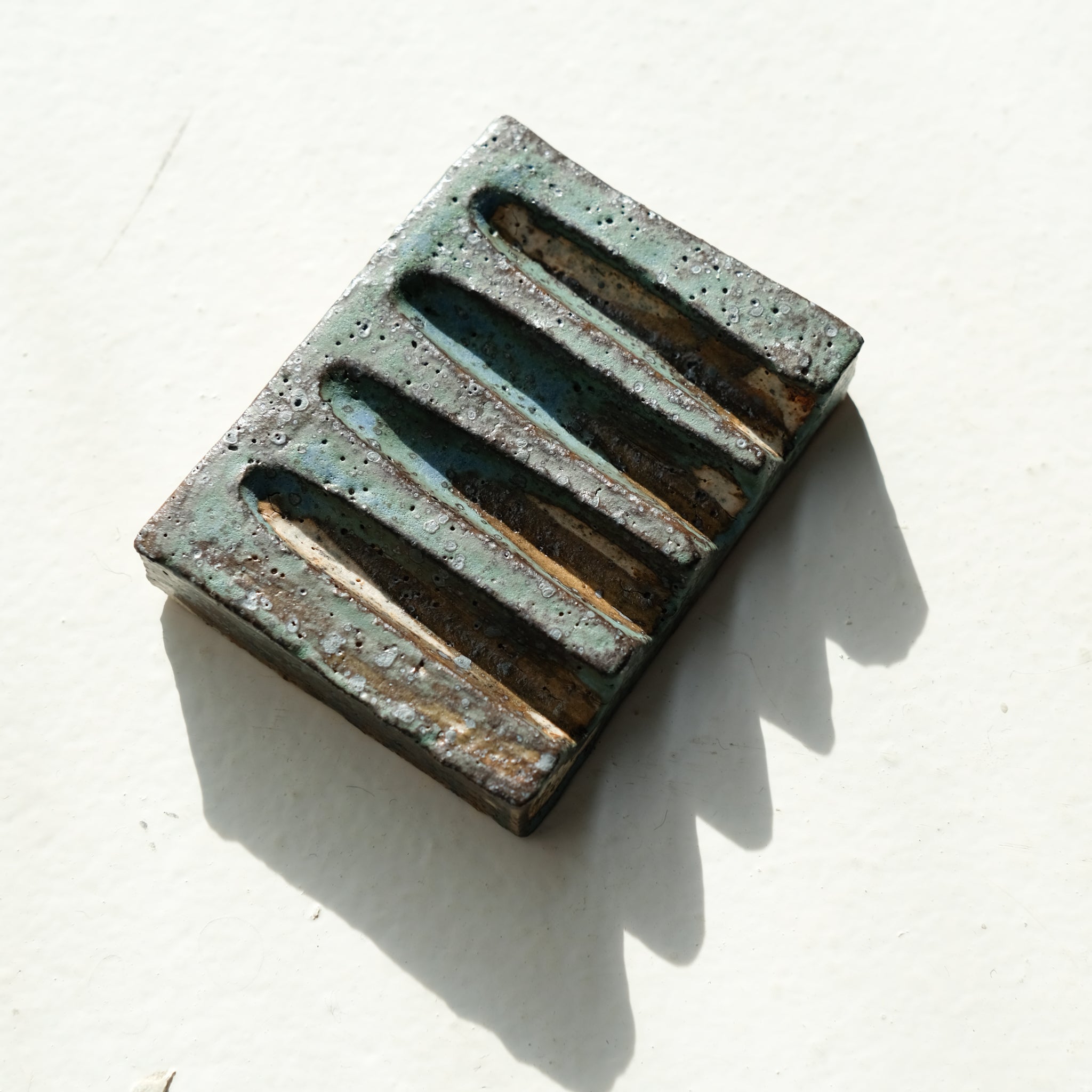 Porte savon 04 L 8,5cm - bleu et noir de Julia Gilles chez Brutal Ceramics
