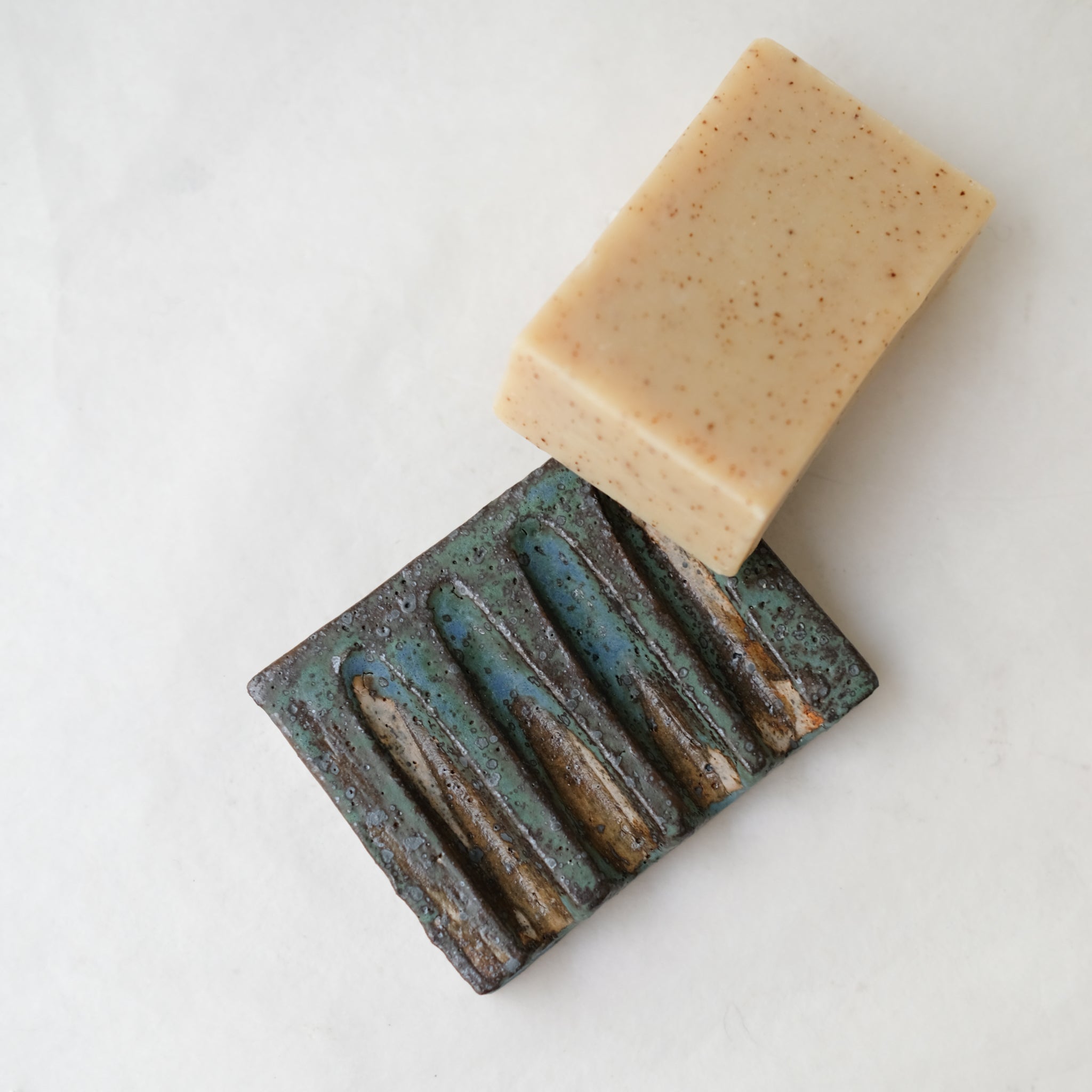 Porte savon 04 L 8,5cm - bleu et noir de Julia Gilles chez Brutal Ceramics