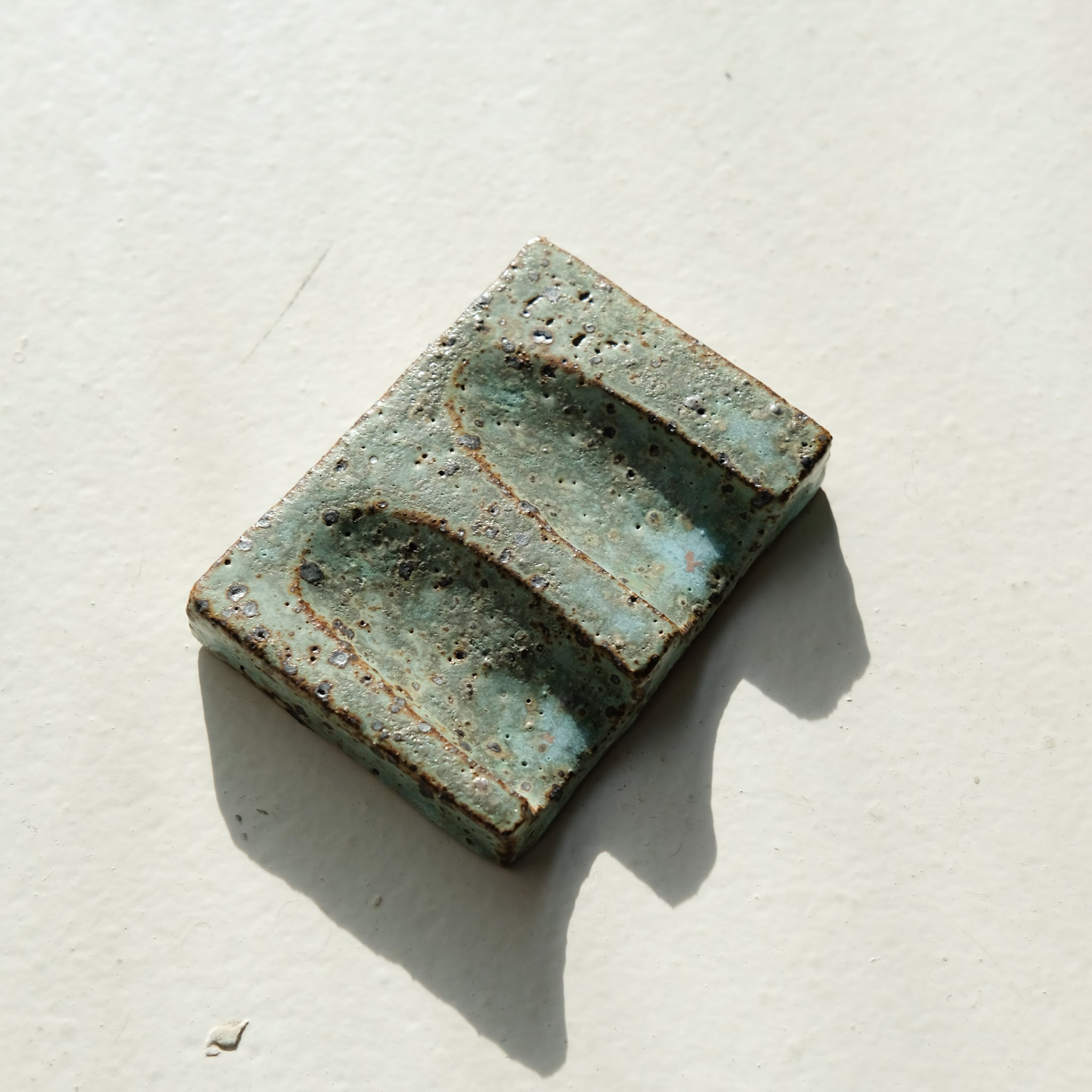 Porte savon 05 L 9,5cm - vert de Julia Gilles chez Brutal Ceramics