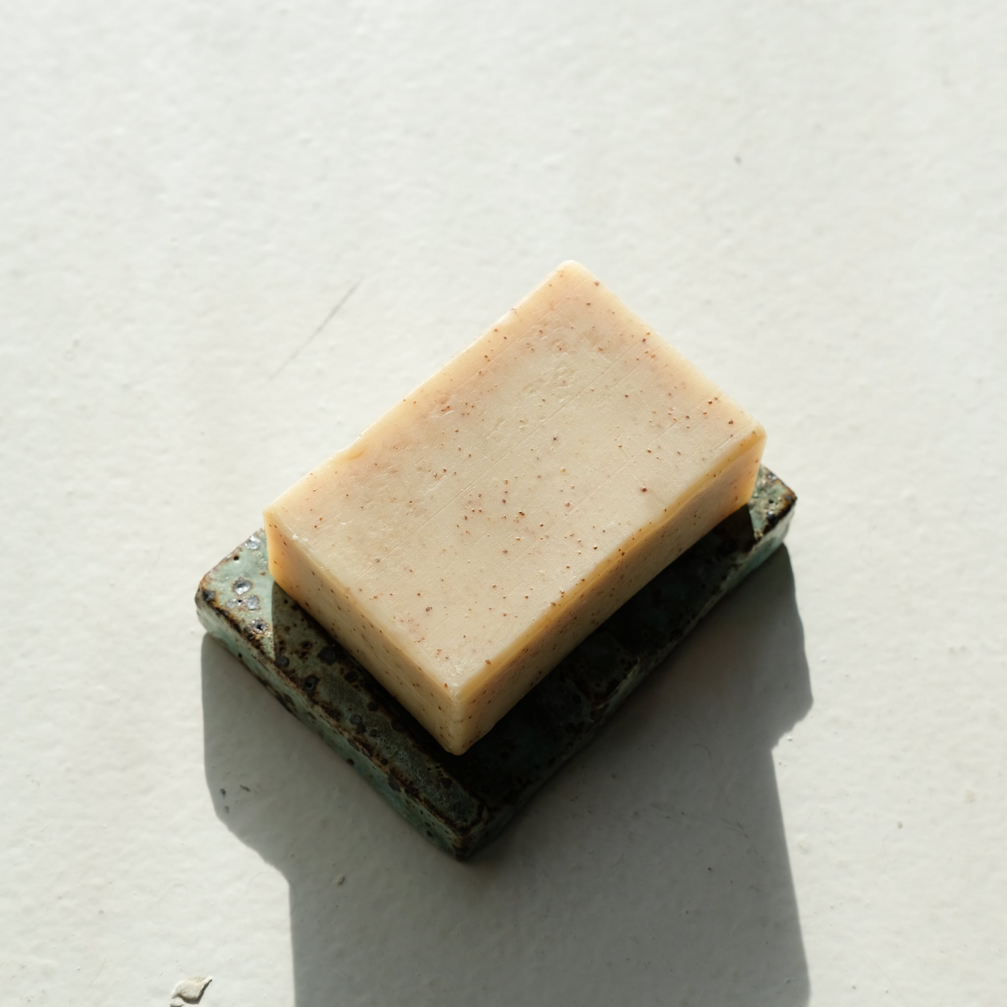 Porte savon 05 L 9,5cm - vert de Julia Gilles chez Brutal Ceramics