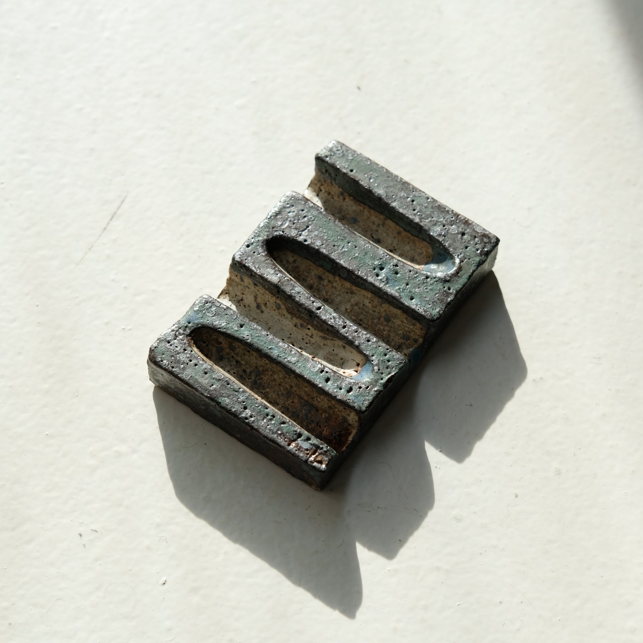 Porte savon 06 L 9cm - bleu et noir de Julia Gilles chez Brutal Ceramics