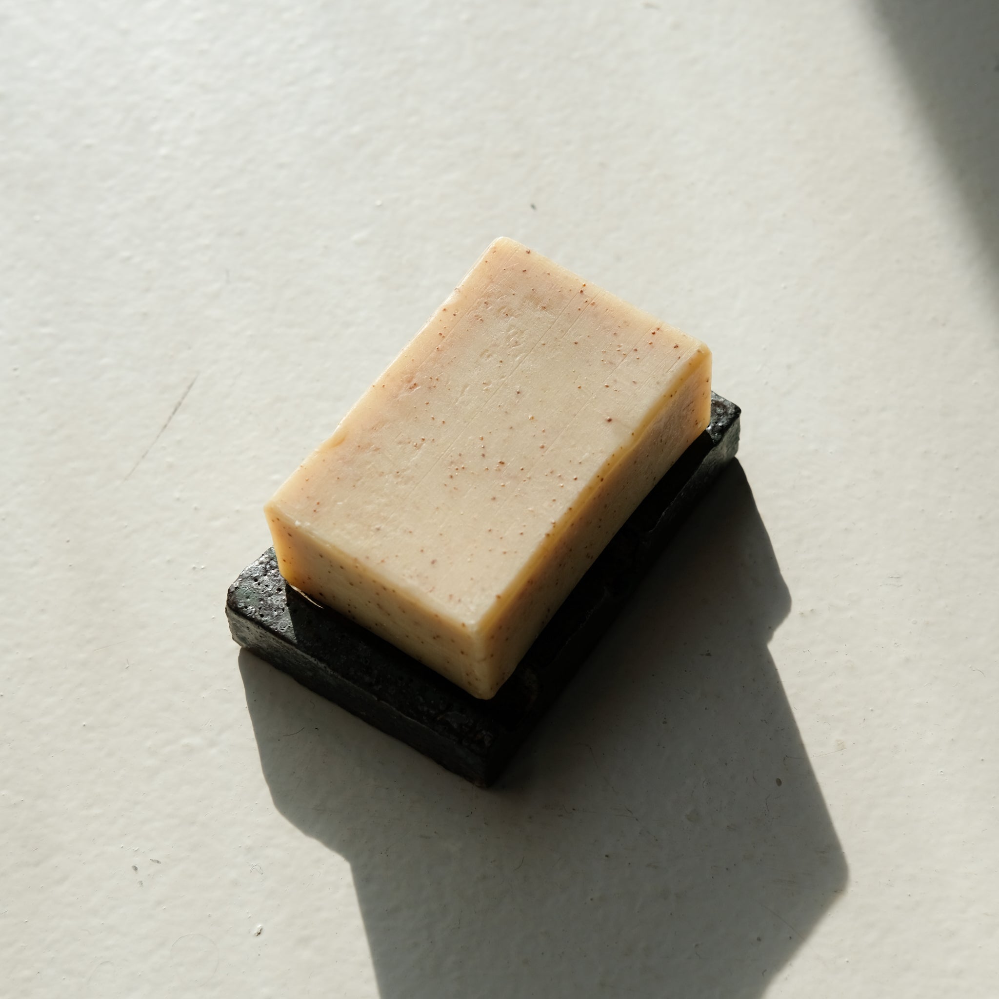 Porte savon 06 L 9cm - bleu et noir de Julia Gilles chez Brutal Ceramics