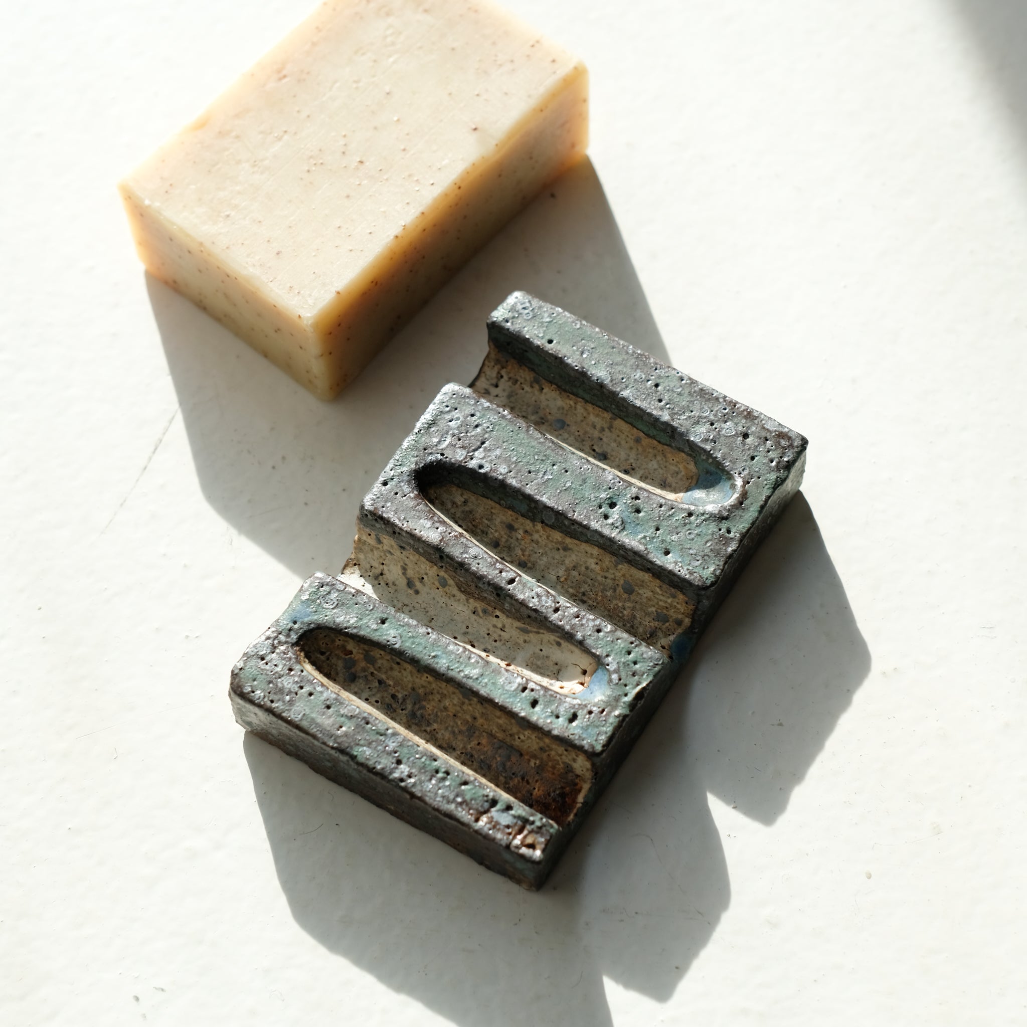 Porte savon 06 L 9cm - bleu et noir de Julia Gilles chez Brutal Ceramics