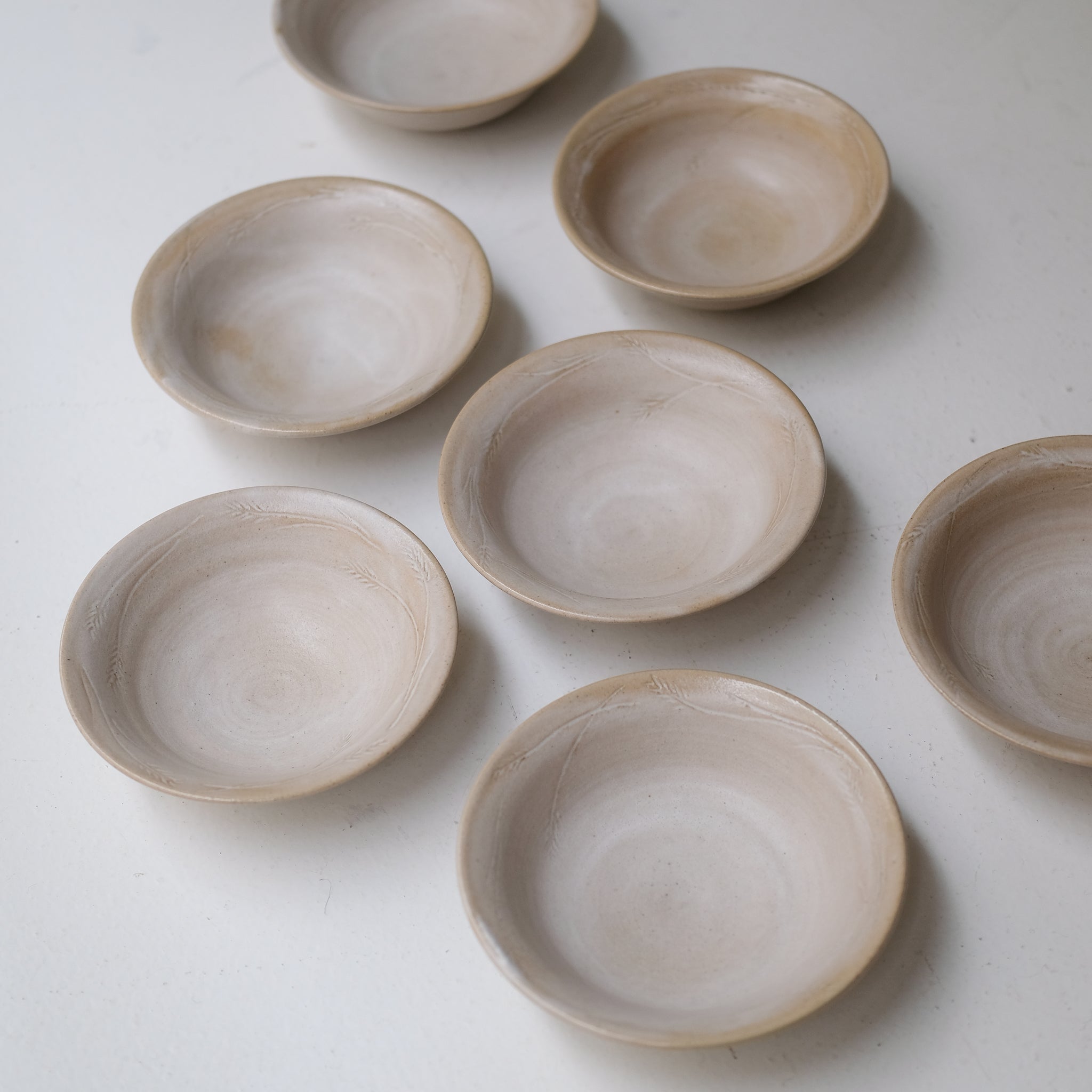 Coupelle "épi de blé" en grès D 15cm - blanc beige