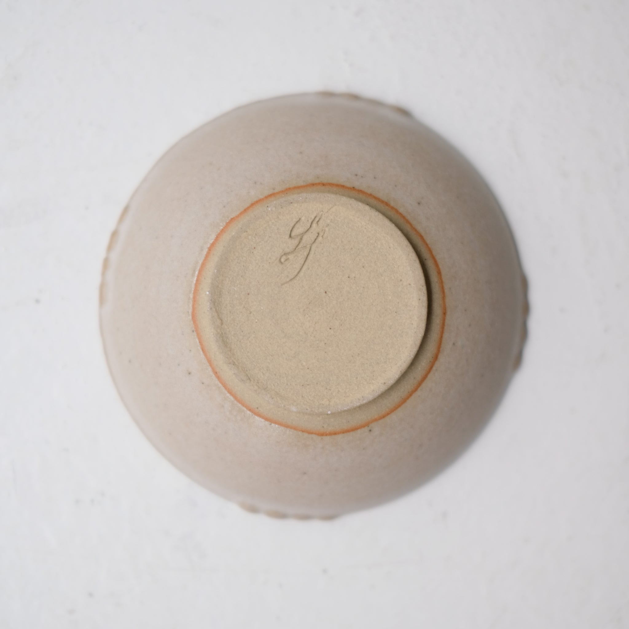 Coupelle crantée en grès D9,5cm - blanc beige de Lisa Streich chez Brutal Ceramics