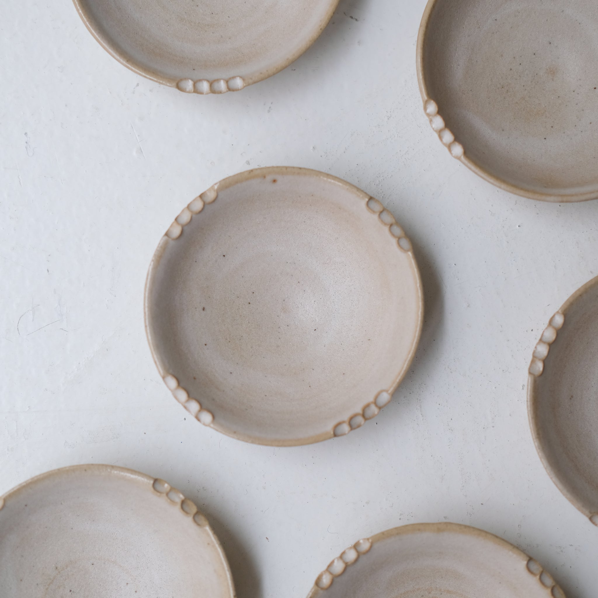 Coupelle crantée en grès D9,5cm - blanc beige de Lisa Streich chez Brutal Ceramics