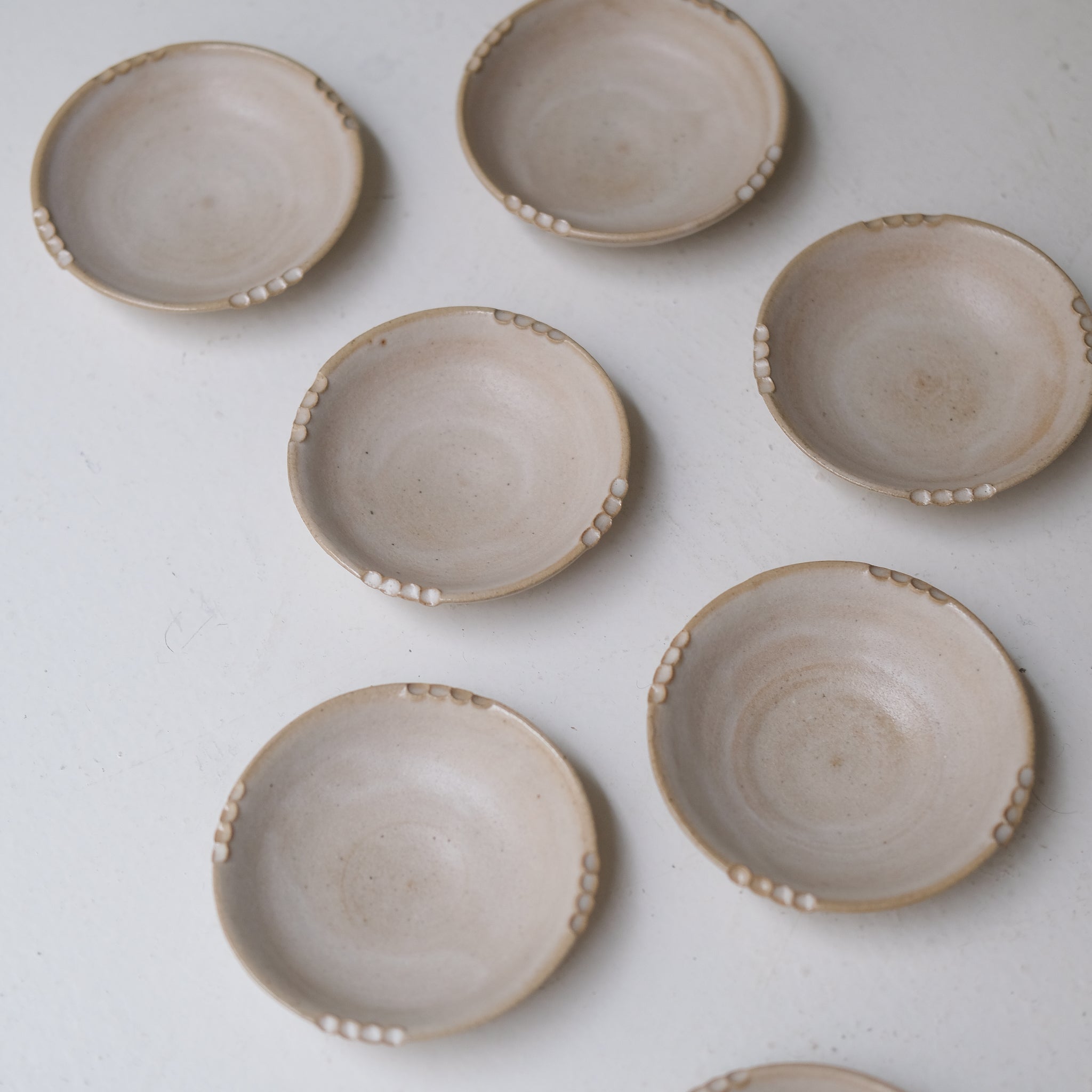 Coupelle crantée en grès D9,5cm - blanc beige de Lisa Streich chez Brutal Ceramics