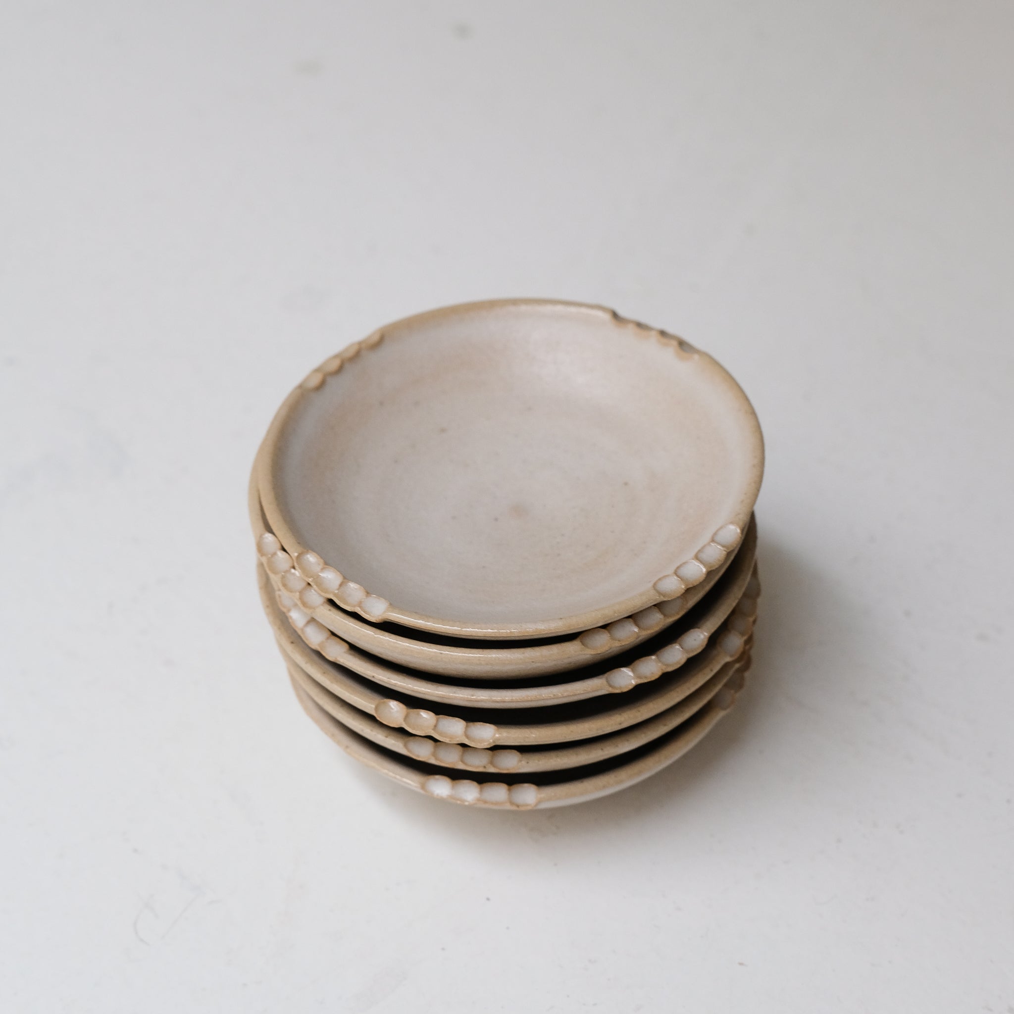 Coupelle crantée en grès D9,5cm - blanc beige de Lisa Streich chez Brutal Ceramics