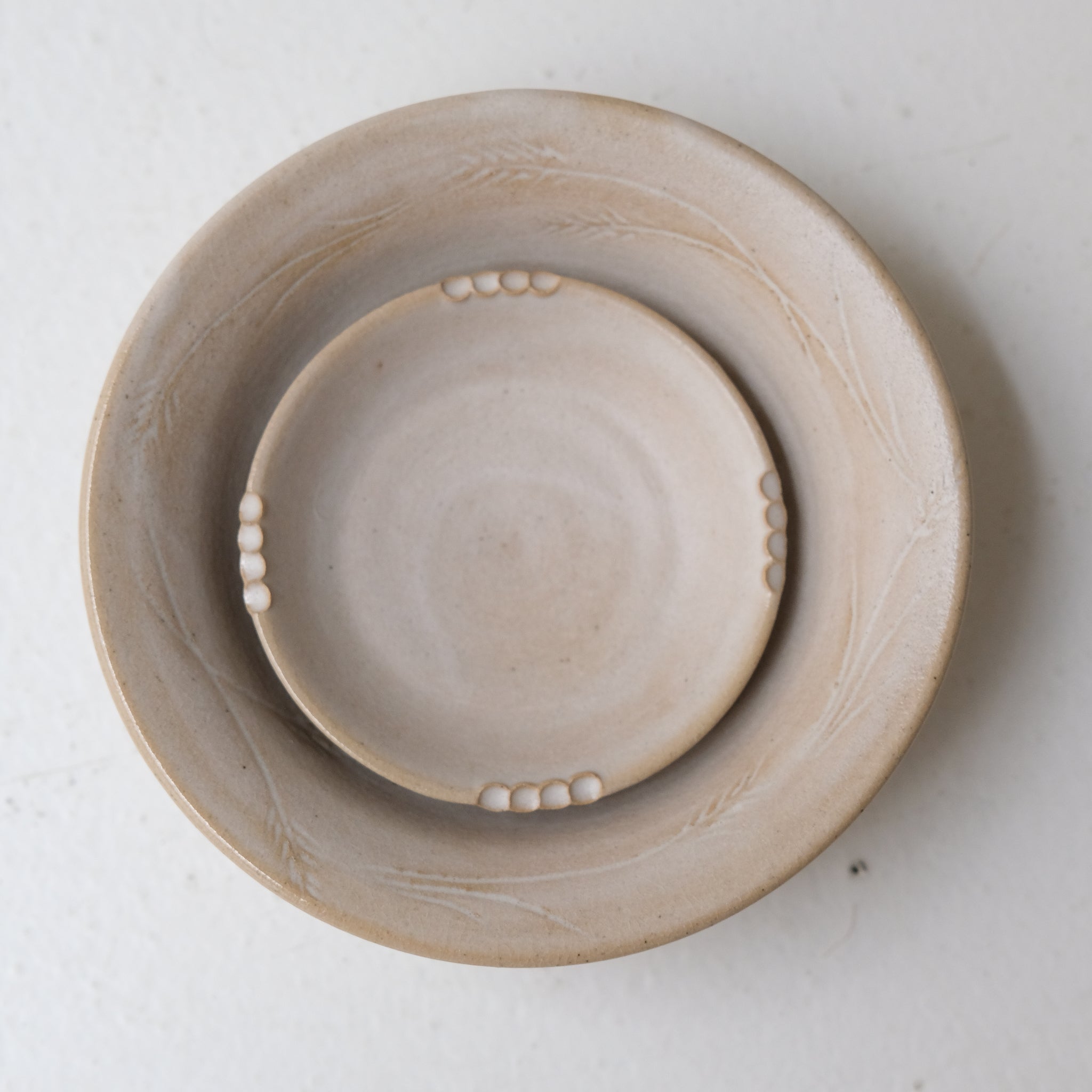 Coupelle crantée en grès D9,5cm - blanc beige de Lisa Streich chez Brutal Ceramics