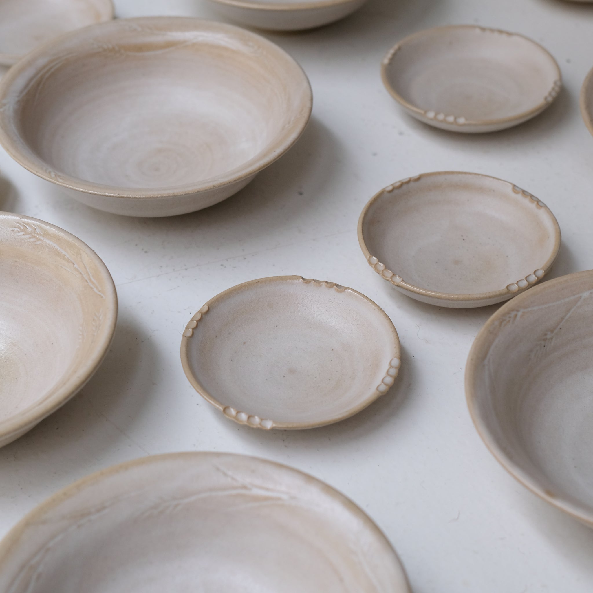 Coupelle crantée en grès D9,5cm - blanc beige de Lisa Streich chez Brutal Ceramics