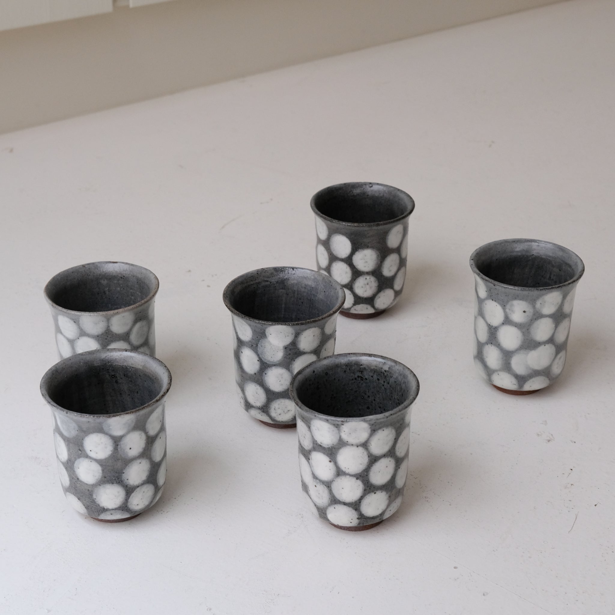 Tasse en grès 210ml - bleu gris pois blanc de Lisa Streich chez Brutal Ceramics