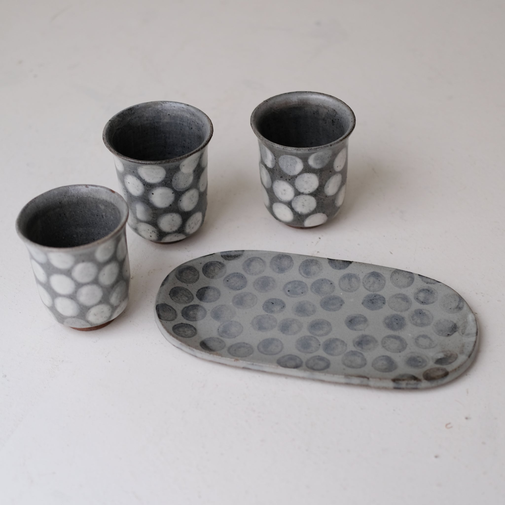 Plat oval en grès L 23,5cm - gris et pois bleu de Lisa Streich chez Brutal