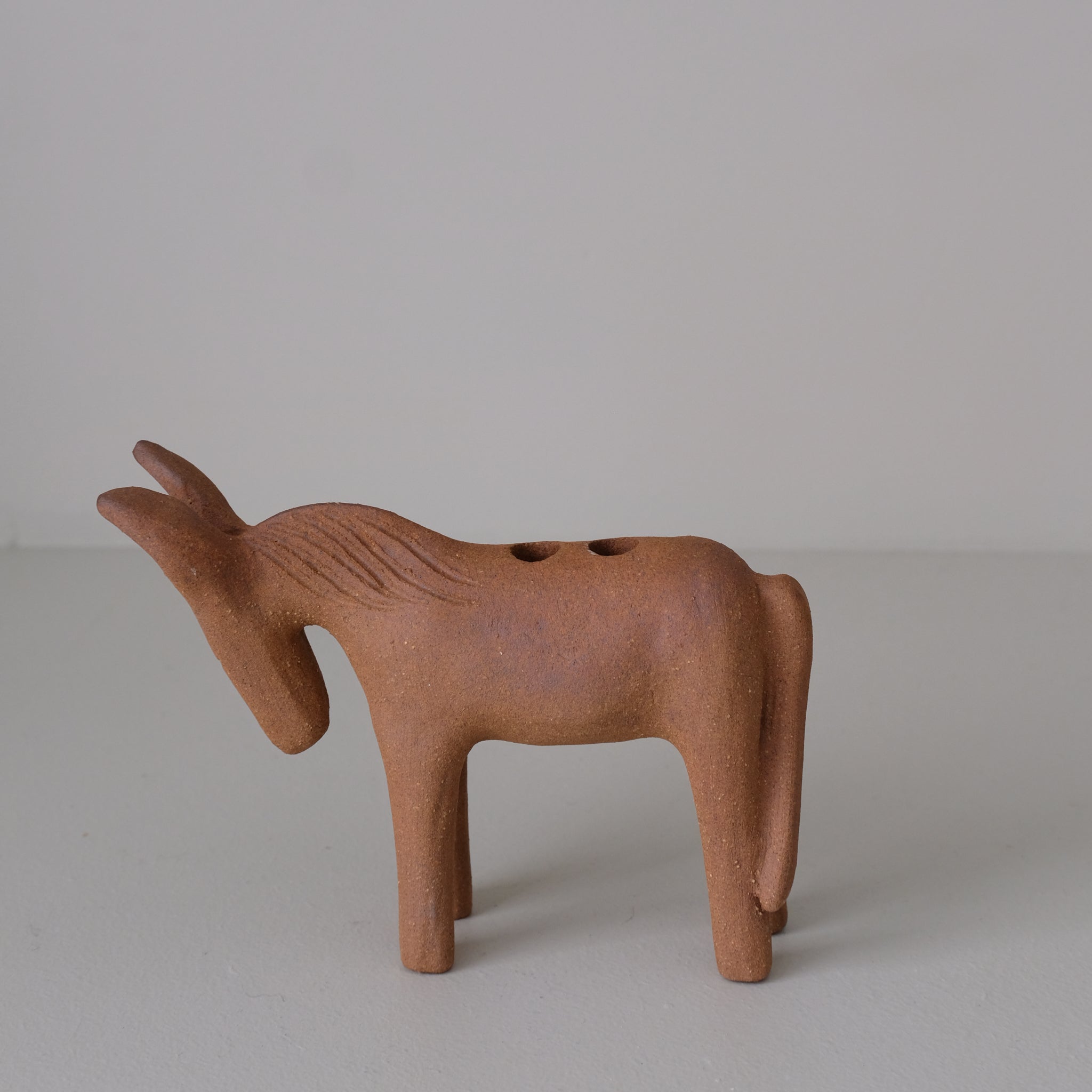Bougeoir Ane en grès H 12cm - terre brute brune de Lisa Streich chez Brutal Ceramics