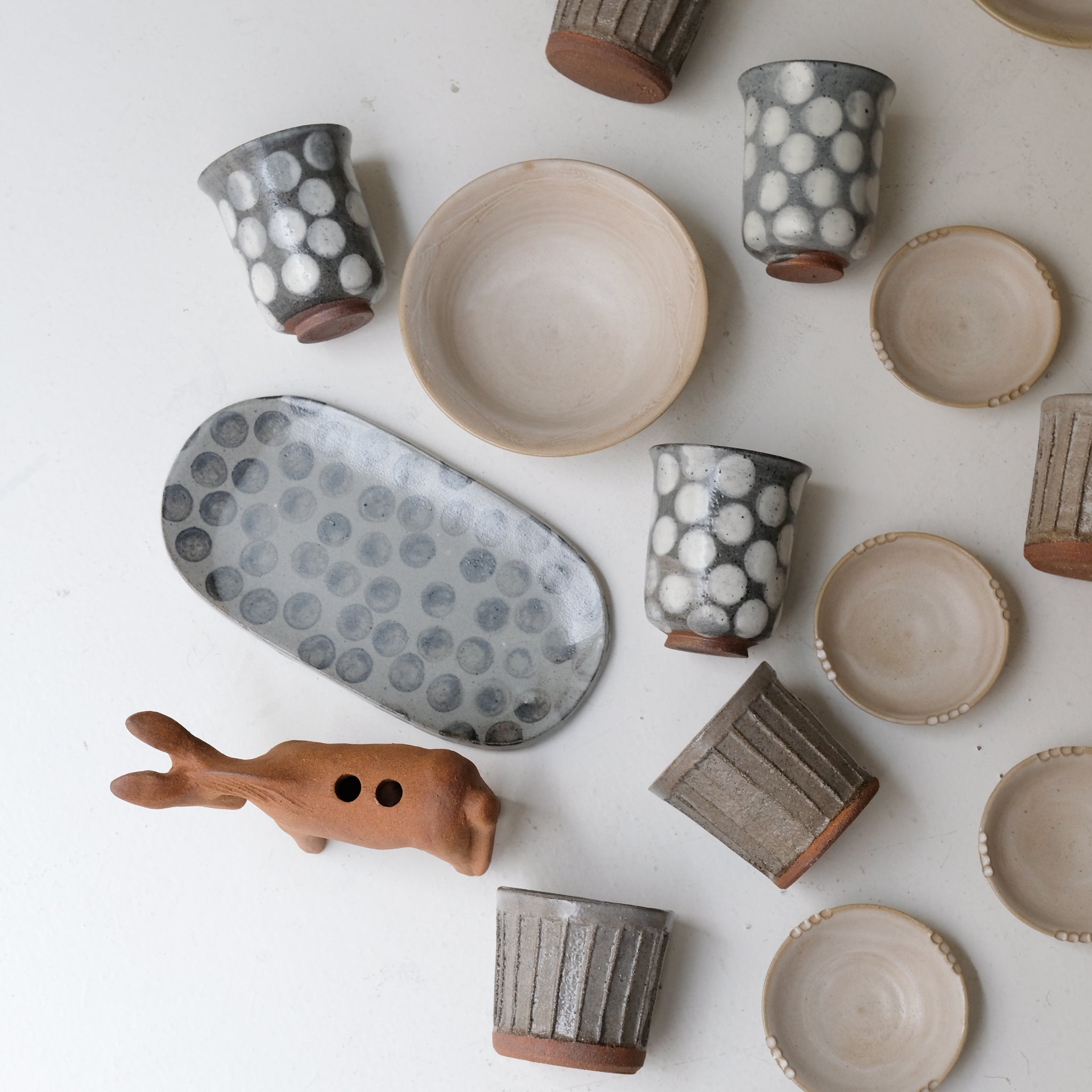 Coupelle crantée en grès D9,5cm - blanc beige de Lisa Streich chez Brutal Ceramics