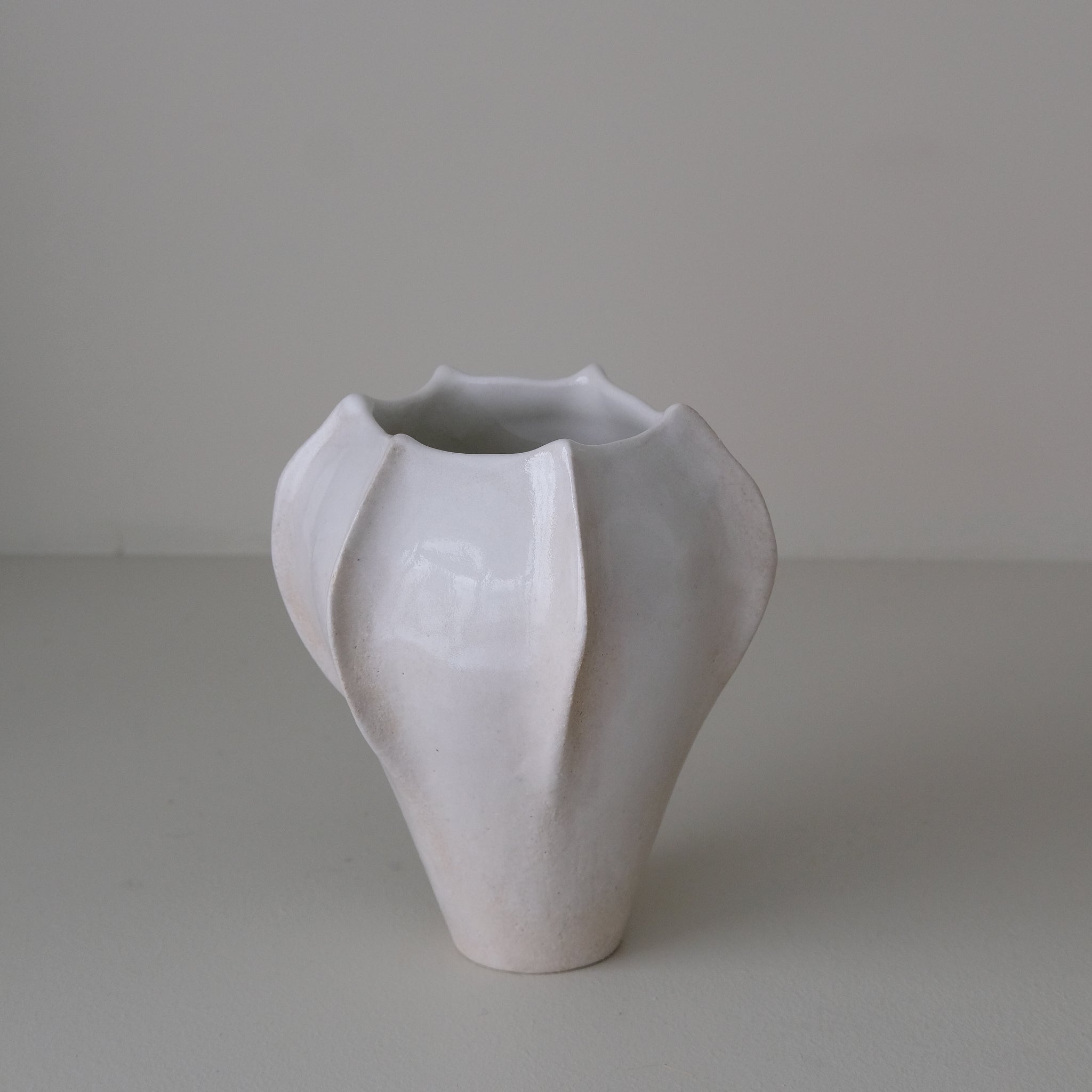 Vase en grès blanc "Thala" S - H 17cm - blanc brillant de Lucia Mondadori chez Brutal Ceramics