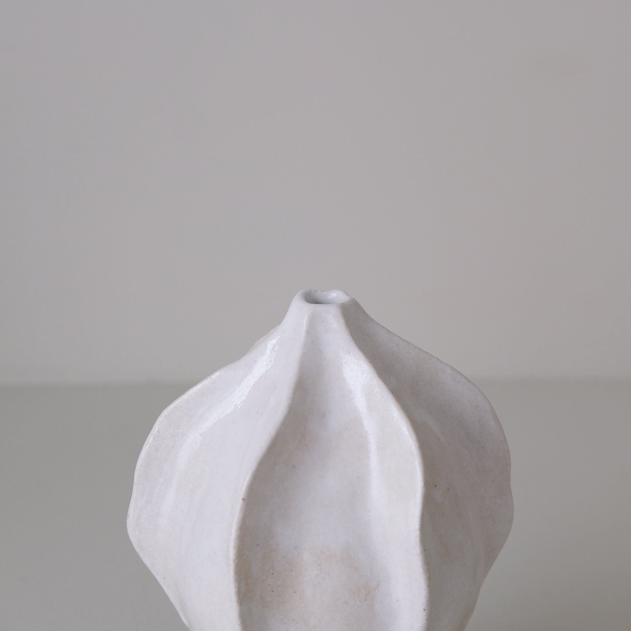 Vase en grès blanc "Thala" S - H 17cm - blanc brillant de Lucia Mondadori chez Brutal Ceramics