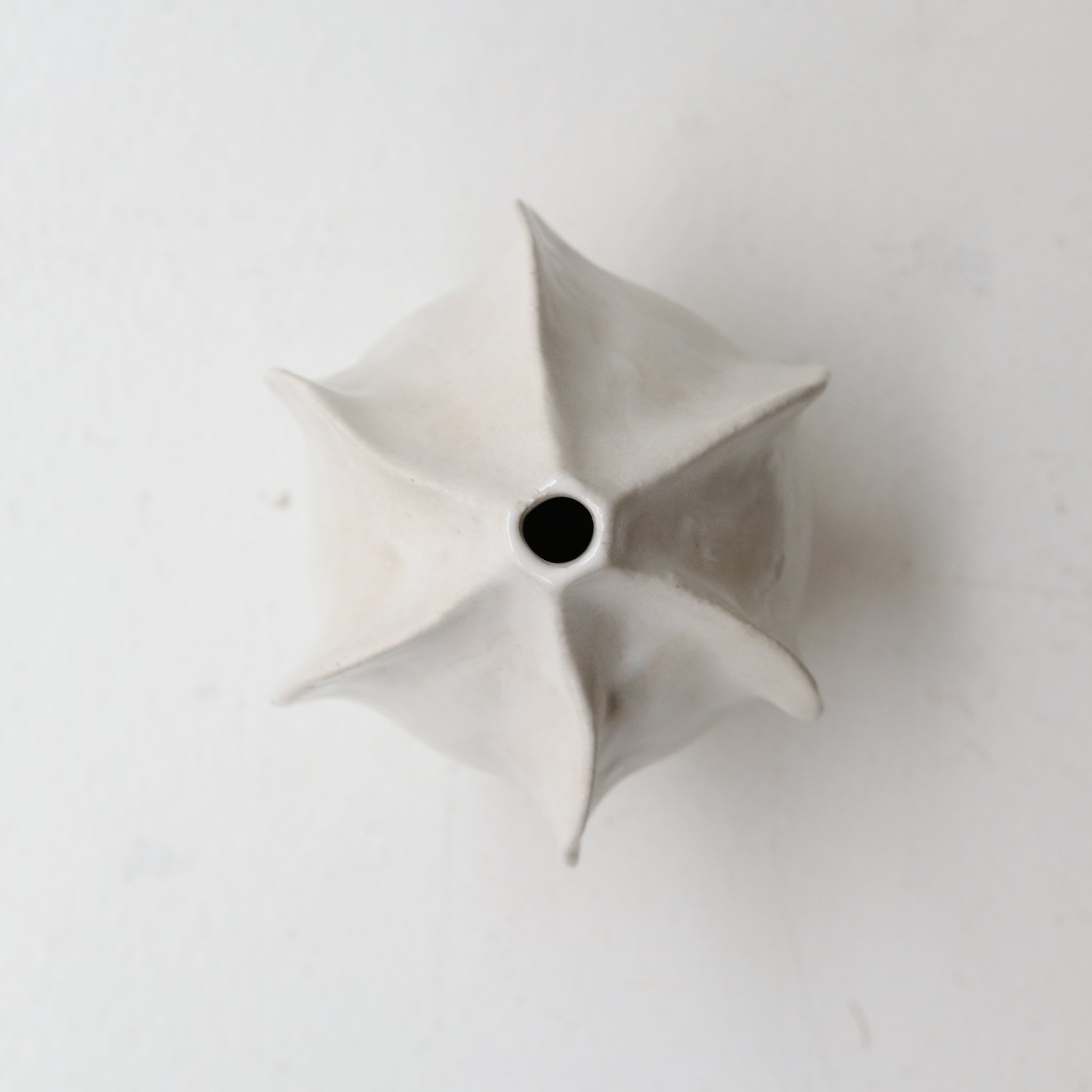 Vase en grès blanc "Thala" S - H 17cm - blanc brillant de Lucia Mondadori chez Brutal Ceramics
