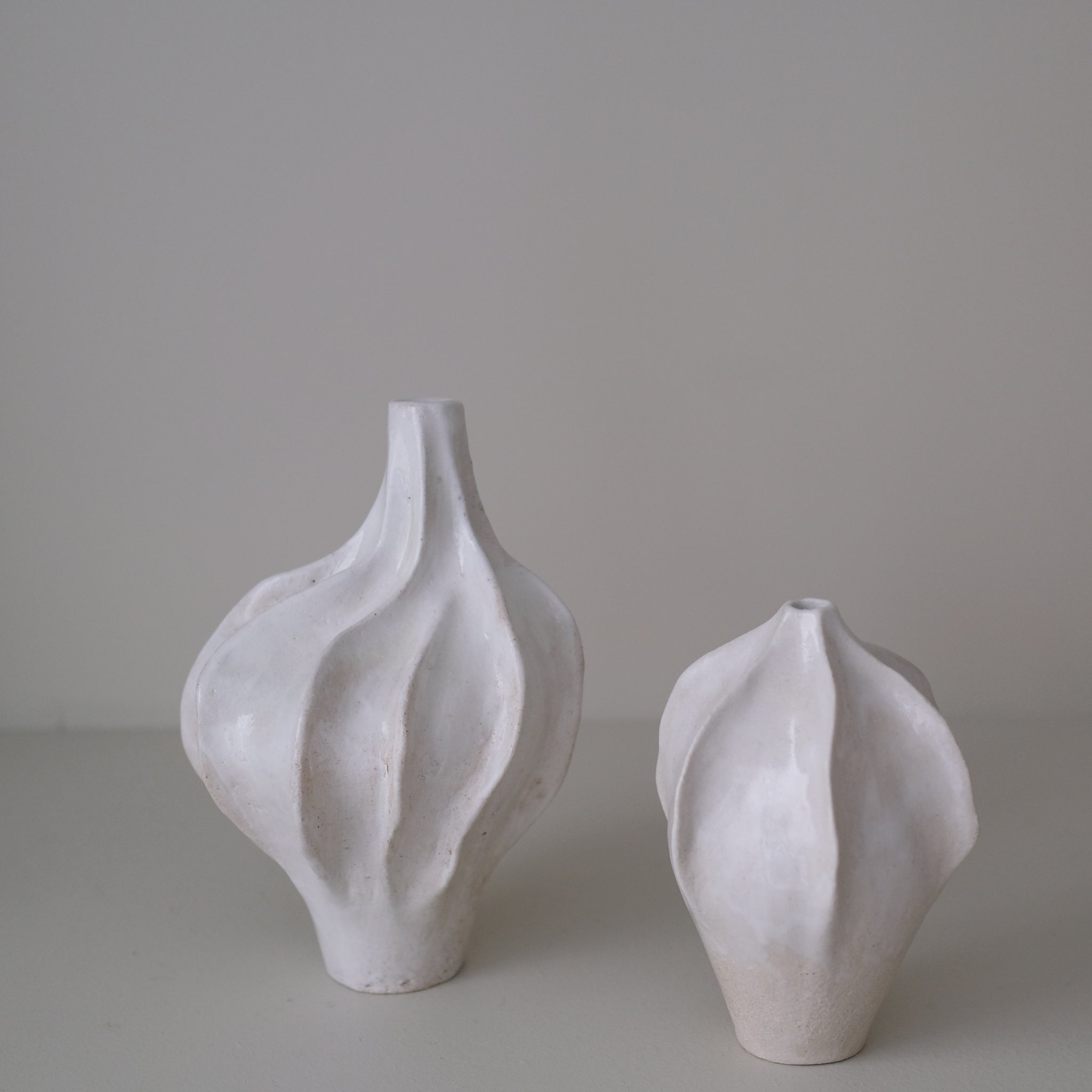 Vase en grès blanc "Thala" S - H 17cm - blanc brillant de Lucia Mondadori chez Brutal Ceramics