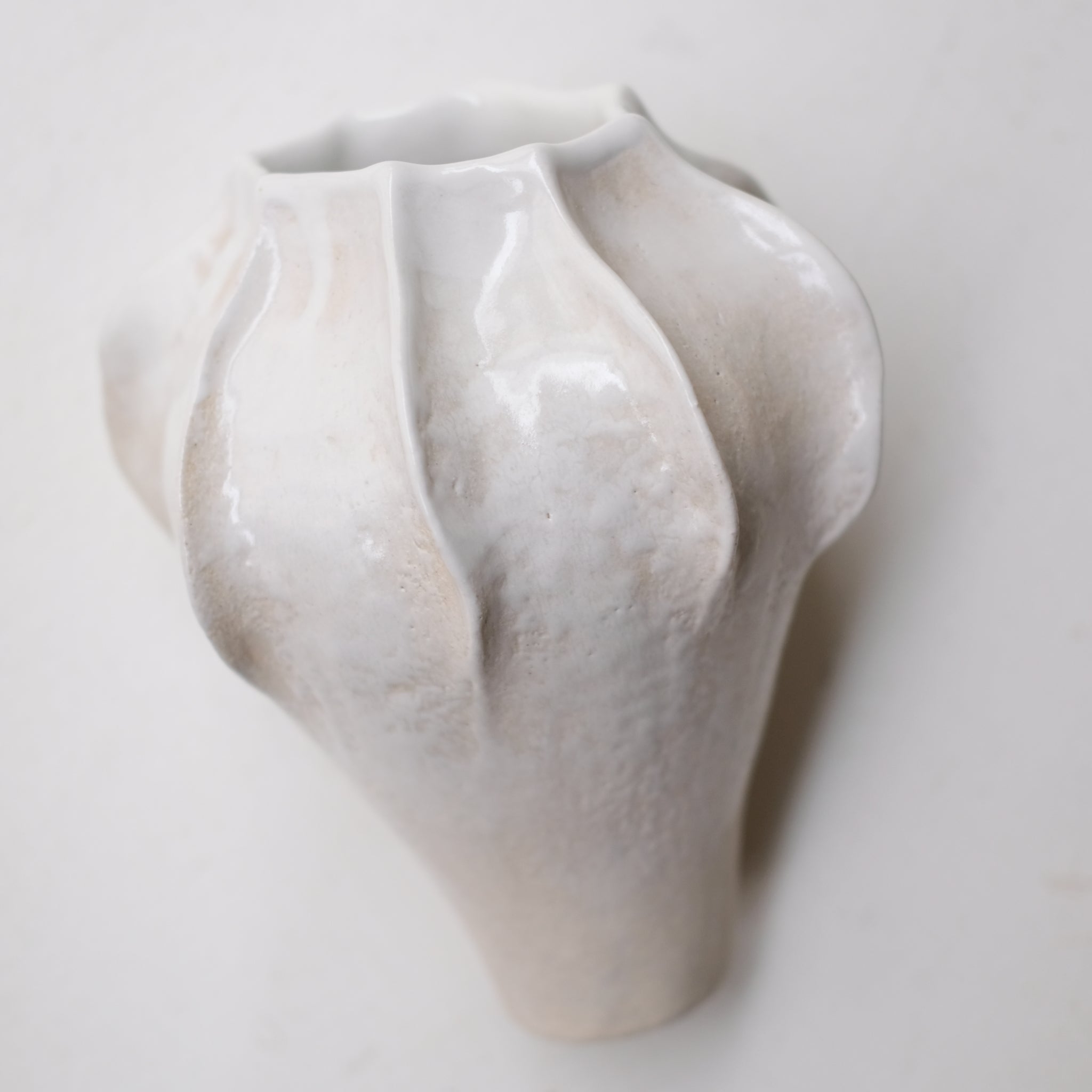 Vase en grès blanc "Thala" M - H 22cm - blanc brillant de Lucia Mondadori chez Brutal Ceramics