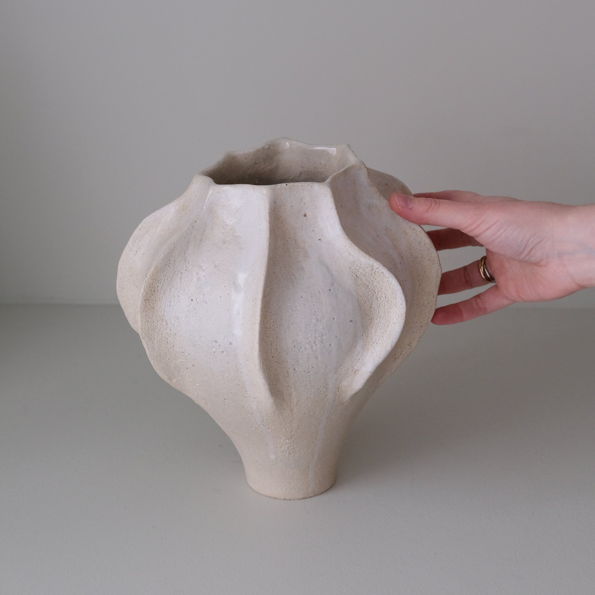 Vase en grès blanc "Thala" L - H 25cm - blanc beige de Lucia Mondadori chez Brutal Ceramics