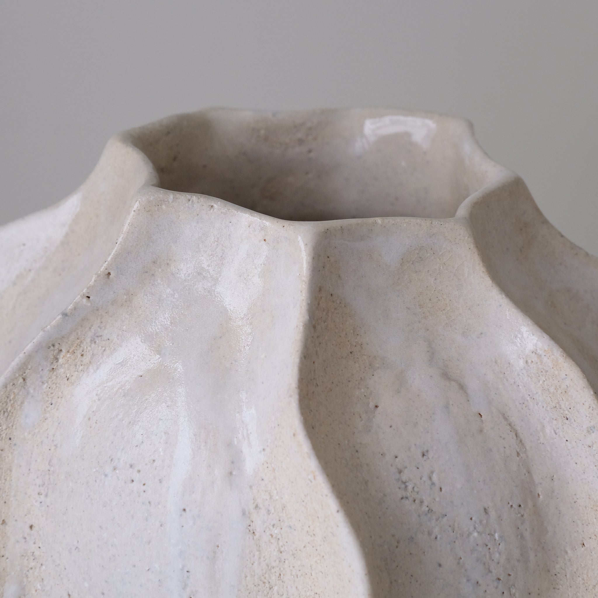 Vase en grès blanc "Thala" L - H 25cm - blanc beige de Lucia Mondadori chez Brutal Ceramics