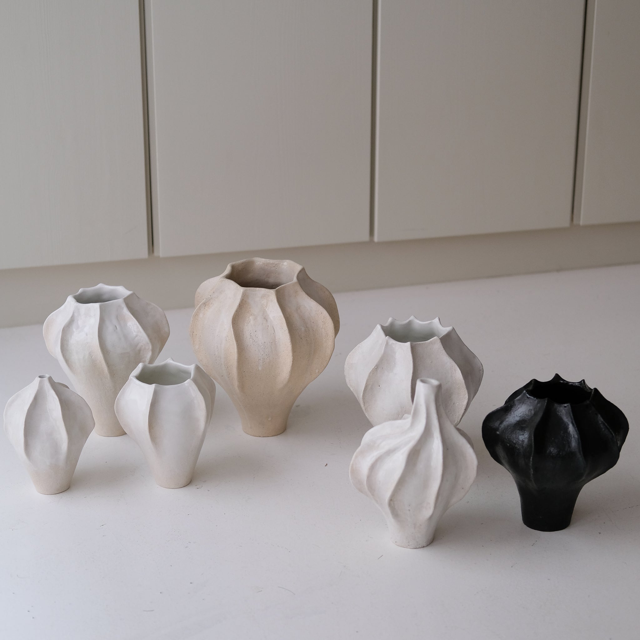 Vase en grès blanc "Thala" S - H 17cm - blanc brillant de Lucia Mondadori chez Brutal Ceramics