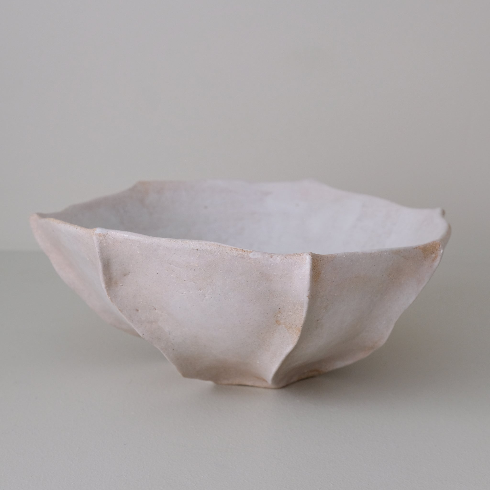 Coupe en grès blanc "Thala" D 26cm - blanc brillant de Lucia Mondadori chez Brutal Ceramics