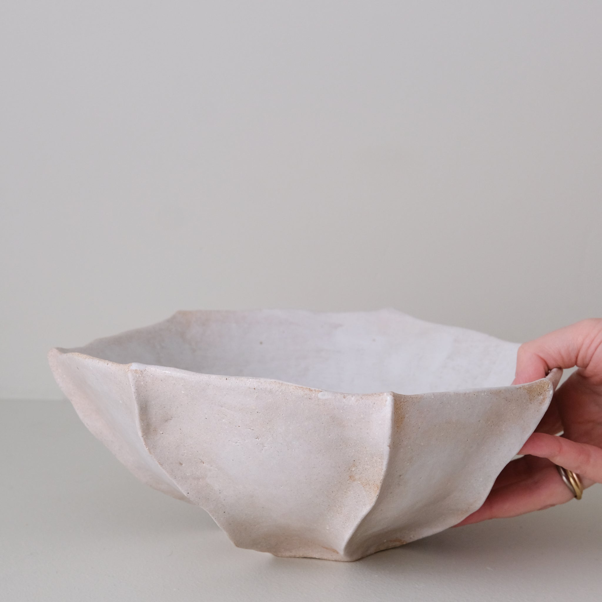 Coupe en grès blanc "Thala" D 26cm - blanc brillant de Lucia Mondadori chez Brutal Ceramics