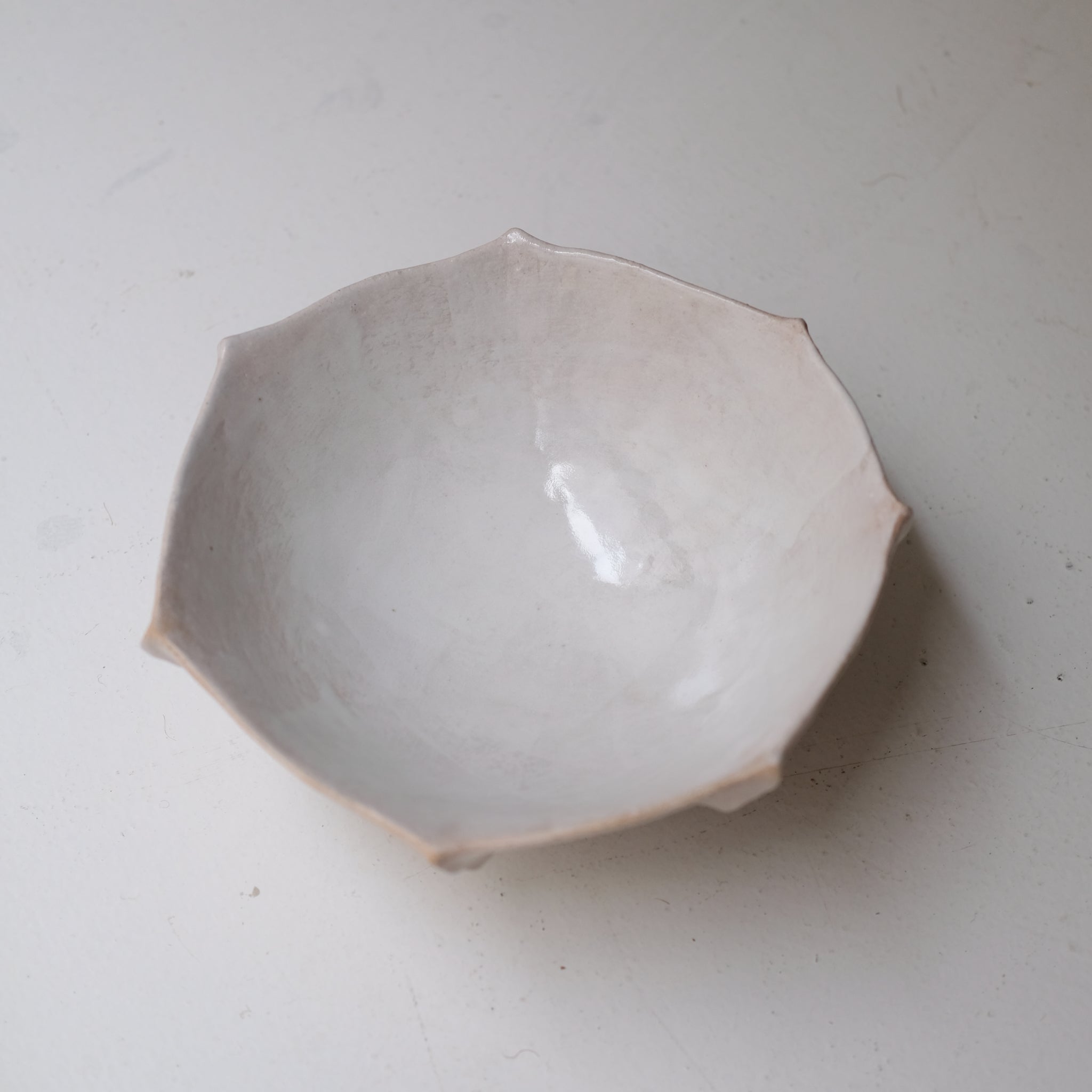 Coupe en grès blanc "Thala" D 26cm - blanc brillant de Lucia Mondadori chez Brutal Ceramics