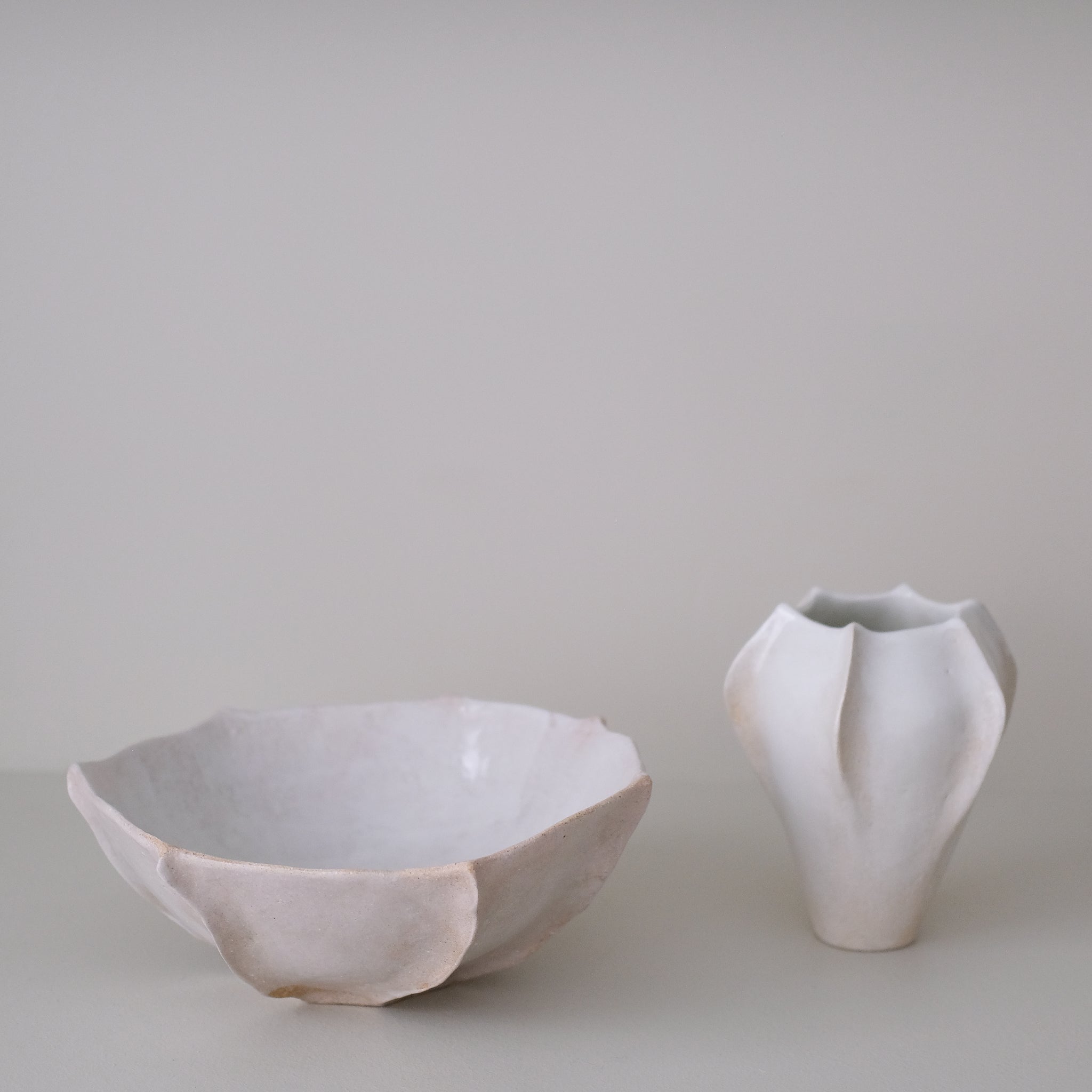 Coupe en grès blanc "Thala" D 26cm - blanc brillant de Lucia Mondadori chez Brutal Ceramics