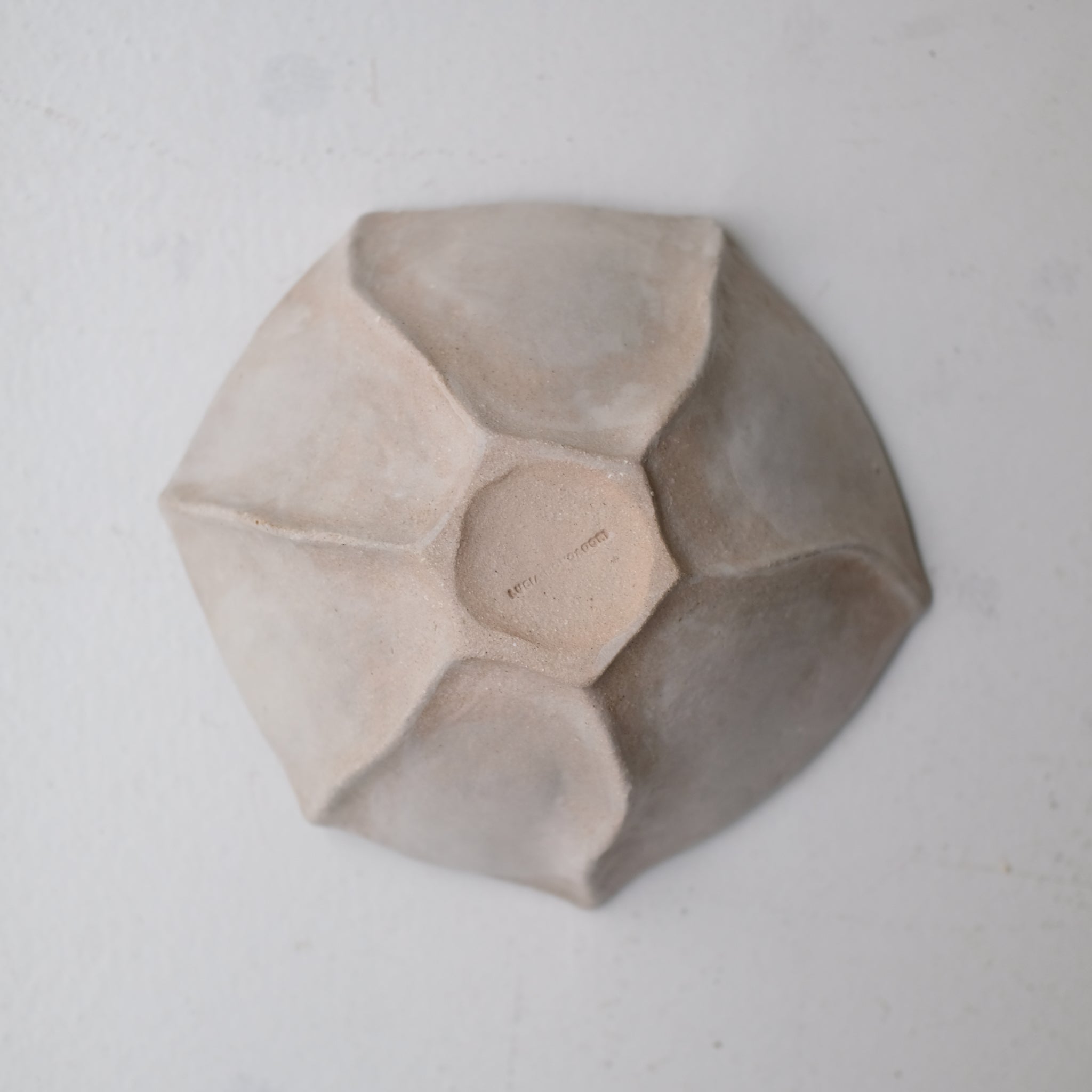 Coupe en grès blanc "Thala" D 20cm - blanc brillant de Lucia Mondadori chez Brutal Ceramics