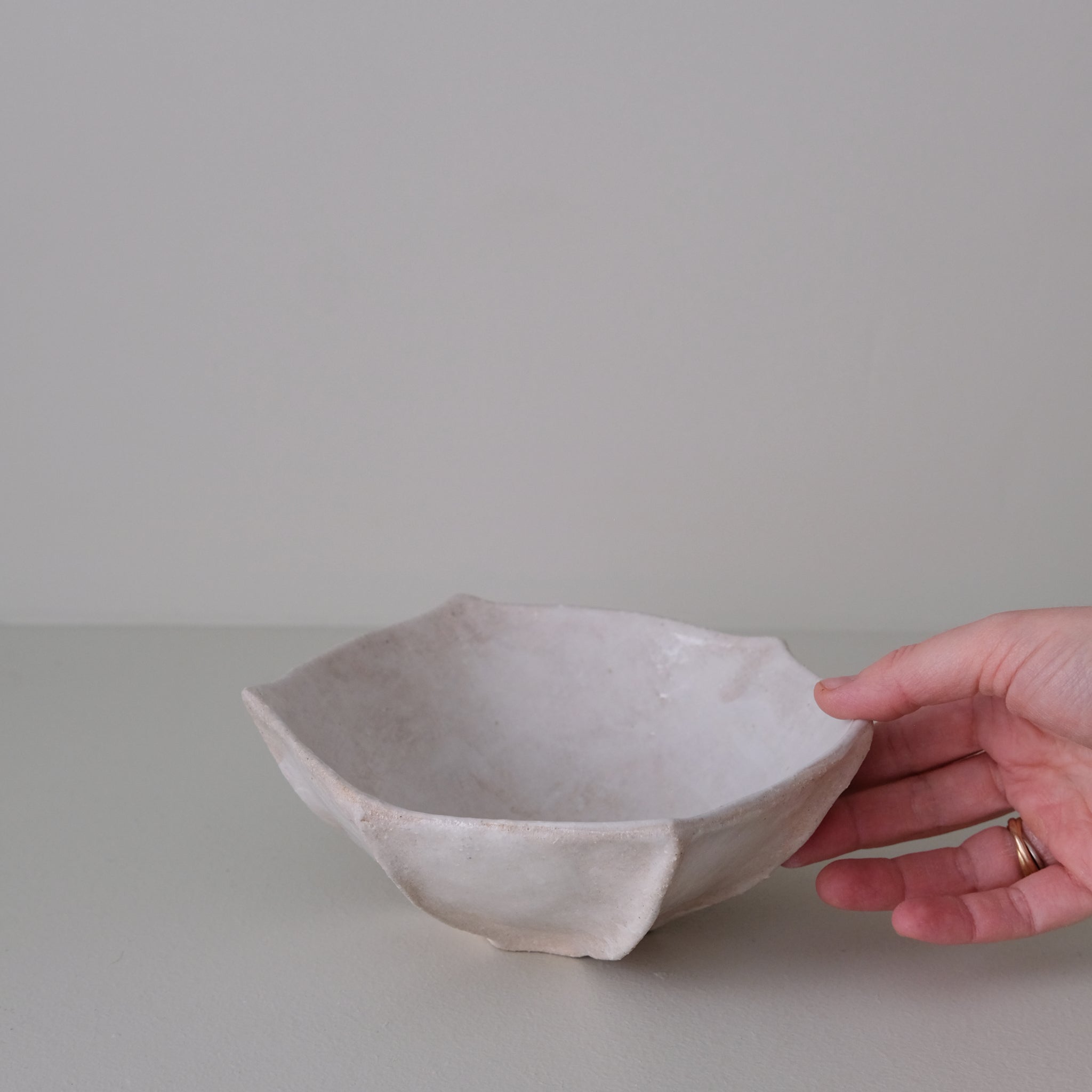 Coupe en grès blanc "Thala" D 20cm - blanc brillant de Lucia Mondadori chez Brutal Ceramics