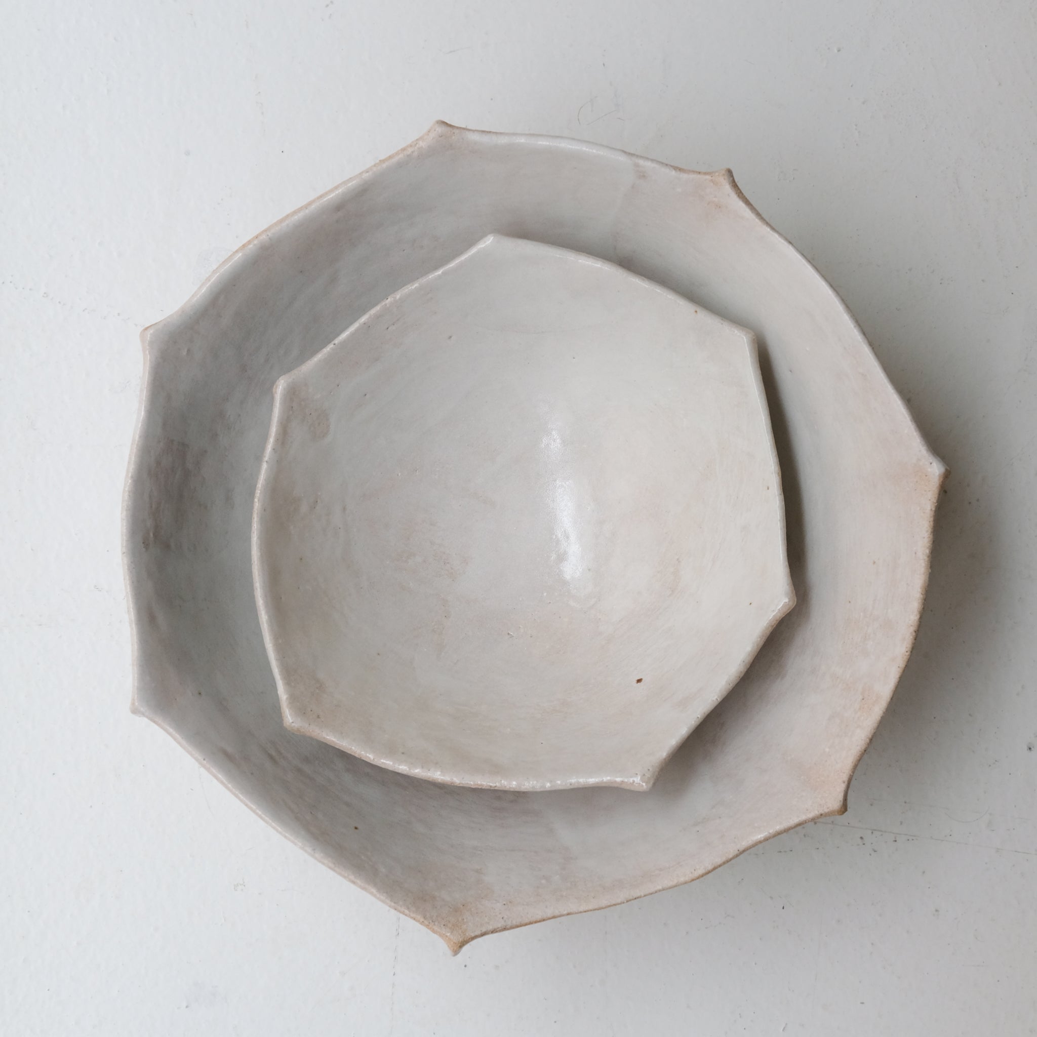 Coupe en grès blanc "Thala" D 26cm - blanc brillant de Lucia Mondadori chez Brutal Ceramics