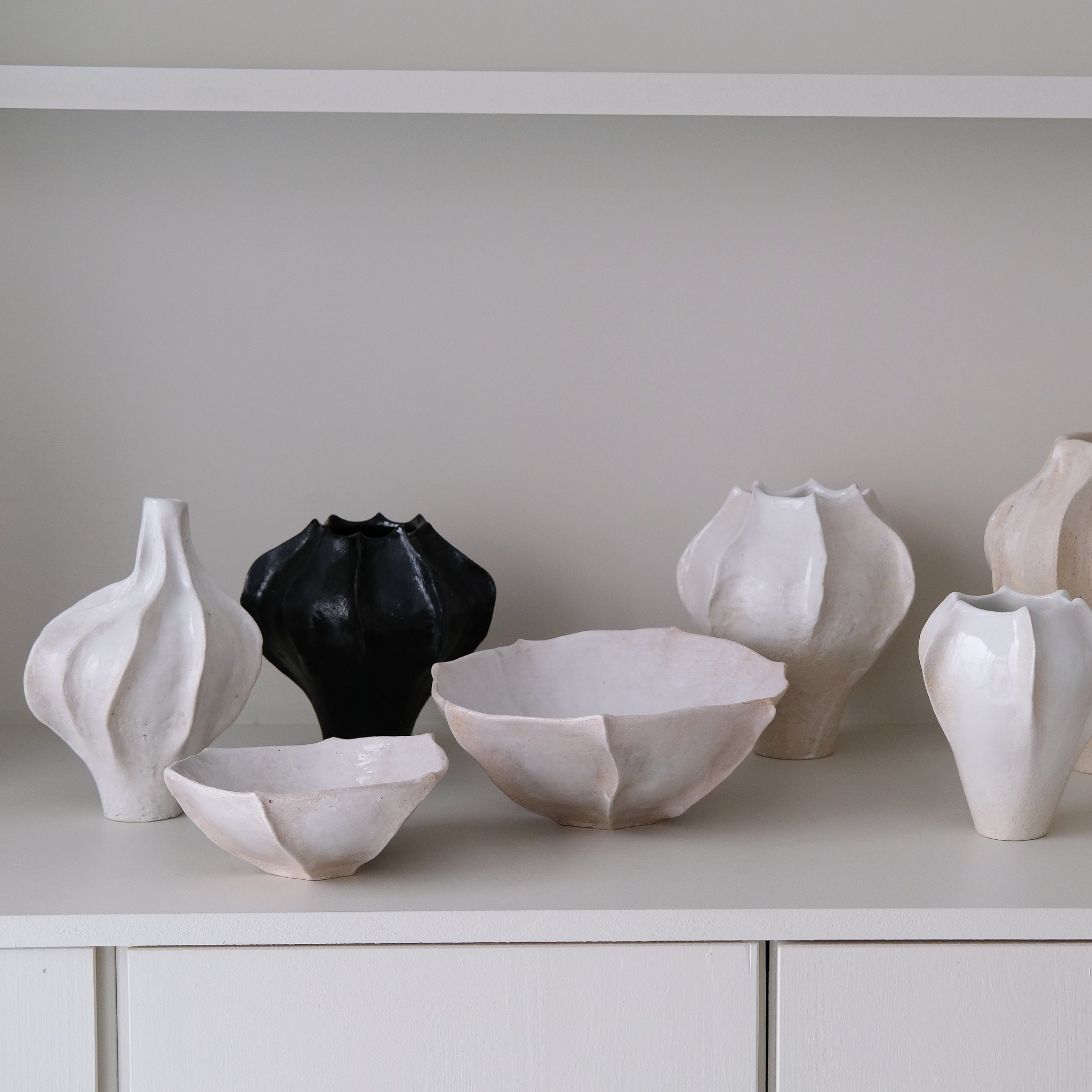 Coupe en grès blanc "Thala" D 26cm - blanc brillant de Lucia Mondadori chez Brutal Ceramics