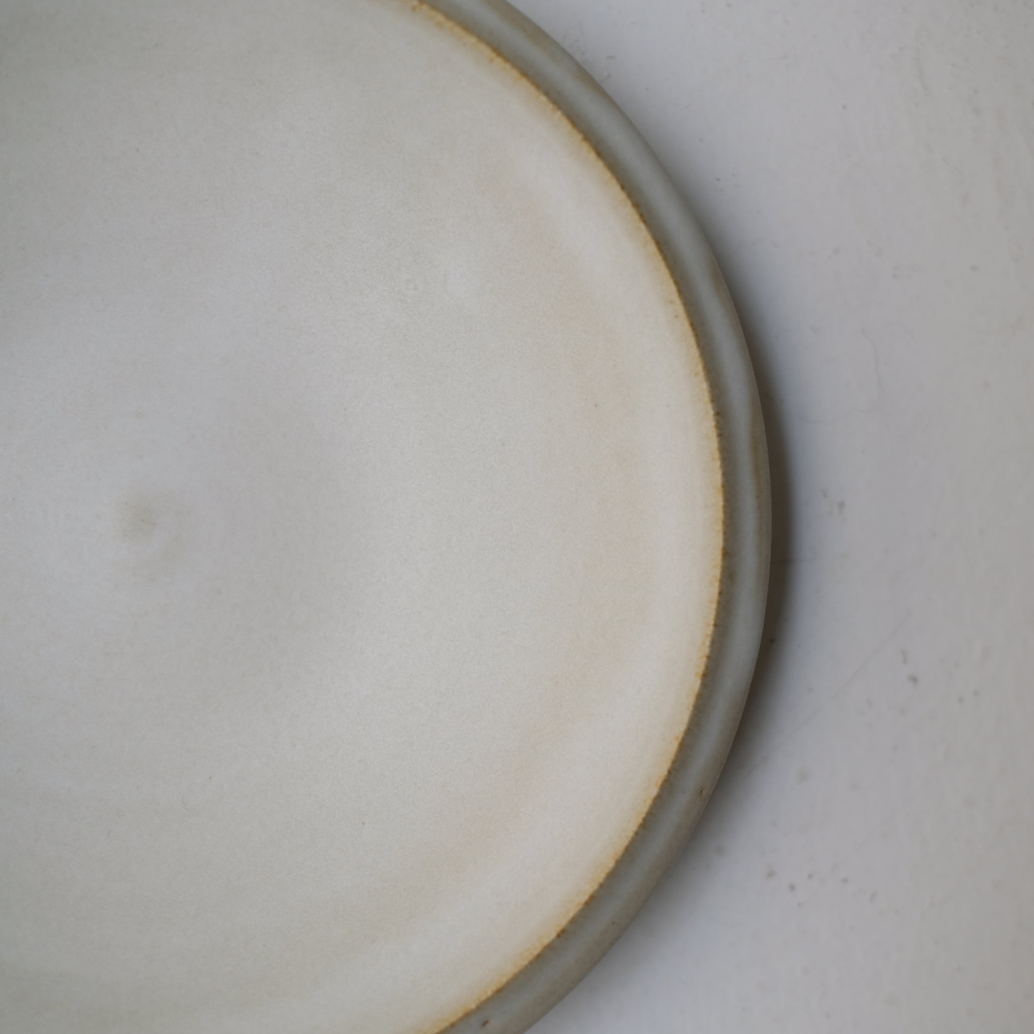 Assiette creuse en grès D 22cm - Blanc cassé par Malo chez Brutal Ceramics