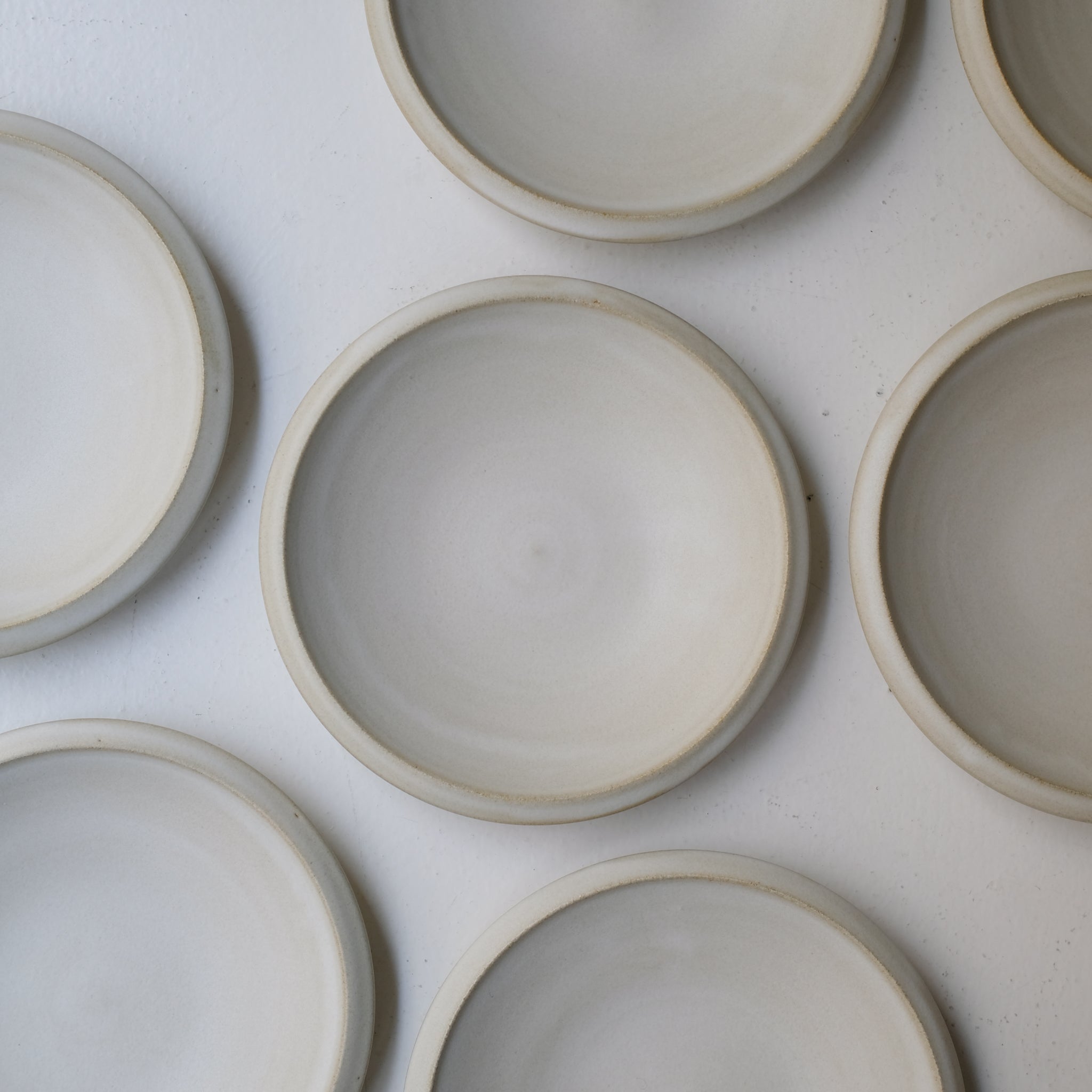 Assiette creuse en grès D 22cm - Blanc cassé par Malo chez Brutal Ceramics