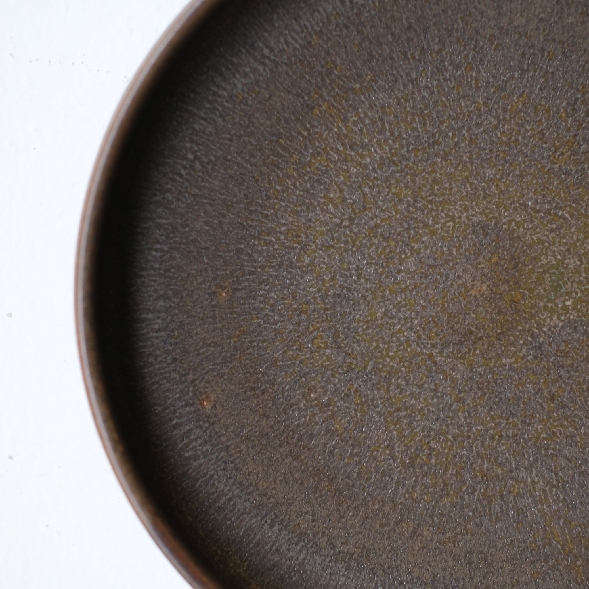 Plat de service en grès D 22,5cm - marron foncé par Malo chez Brutal Ceramics