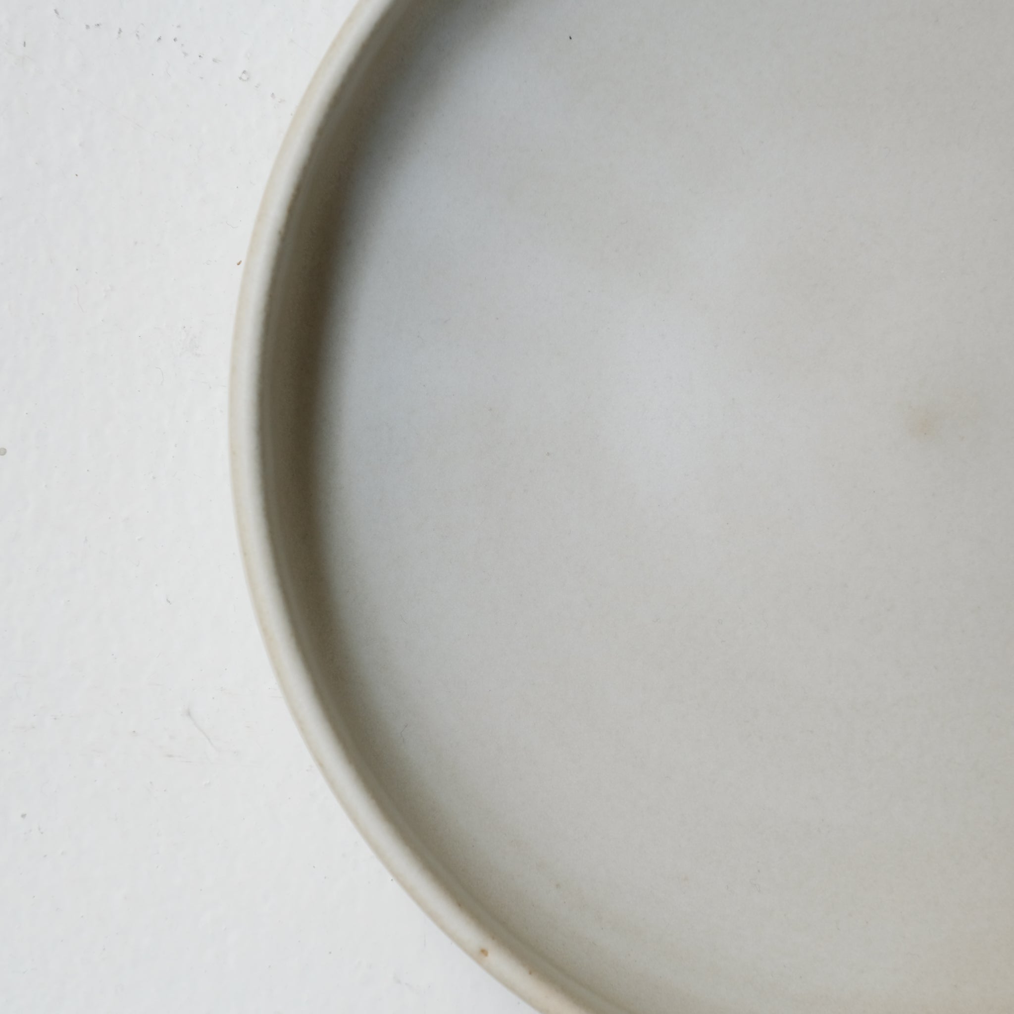 Plat de service en grès D 22,5cm - Blanc cassé par Malo chez Brutal Ceramics