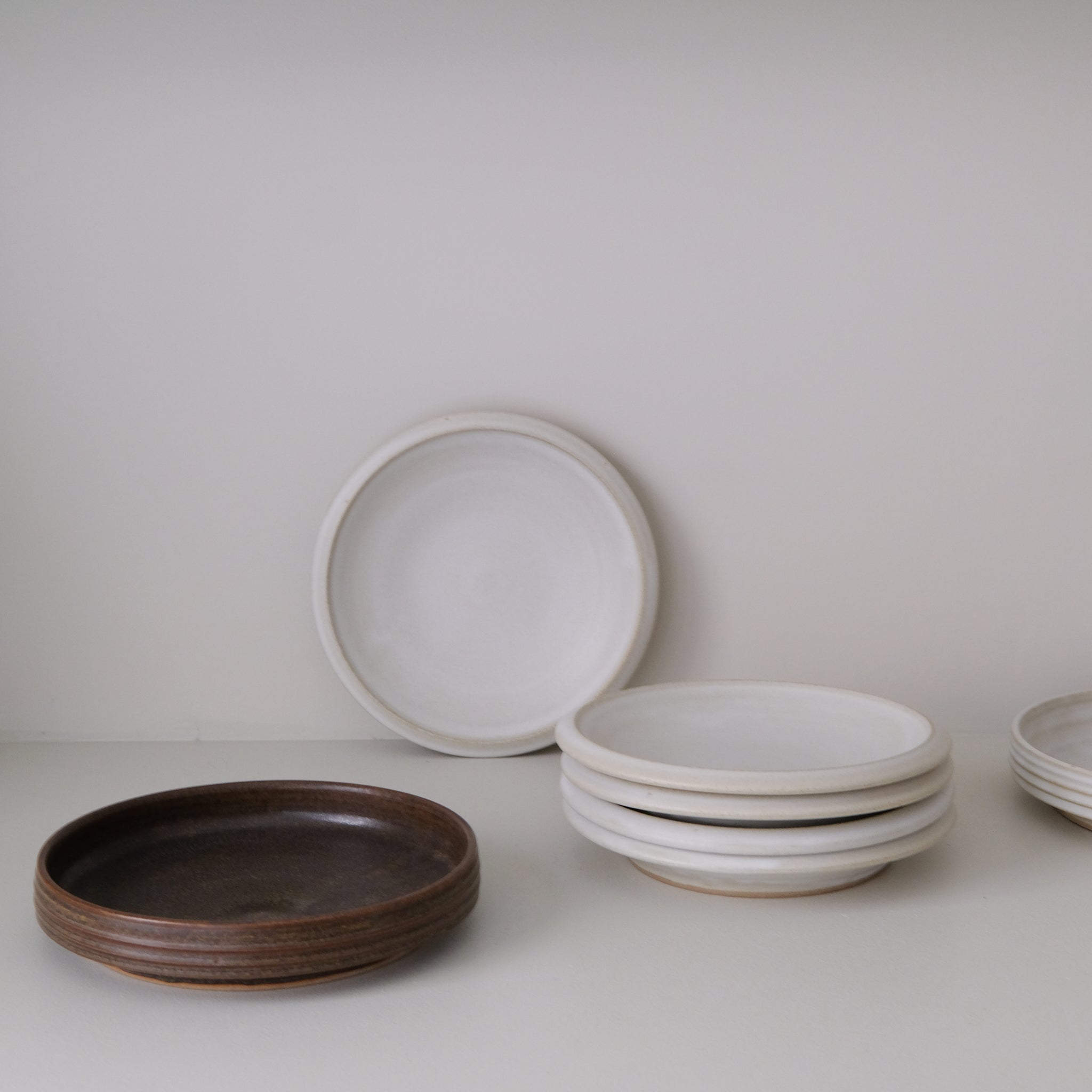 Plat de service en grès D 22,5cm - marron foncé par Malo chez Brutal Ceramics